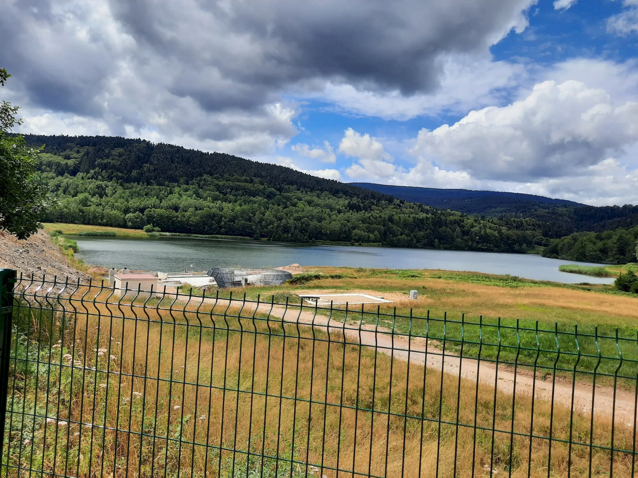 Photo showing: Lac artificiel recouvrant les anciennes installations d'extraction d'uranium du site des Bois Noirs Limouzat, appartenant à Orano (ex-Areva et ex-COGEMA). Au premier plan l'évacuateur de crue de la retenue.