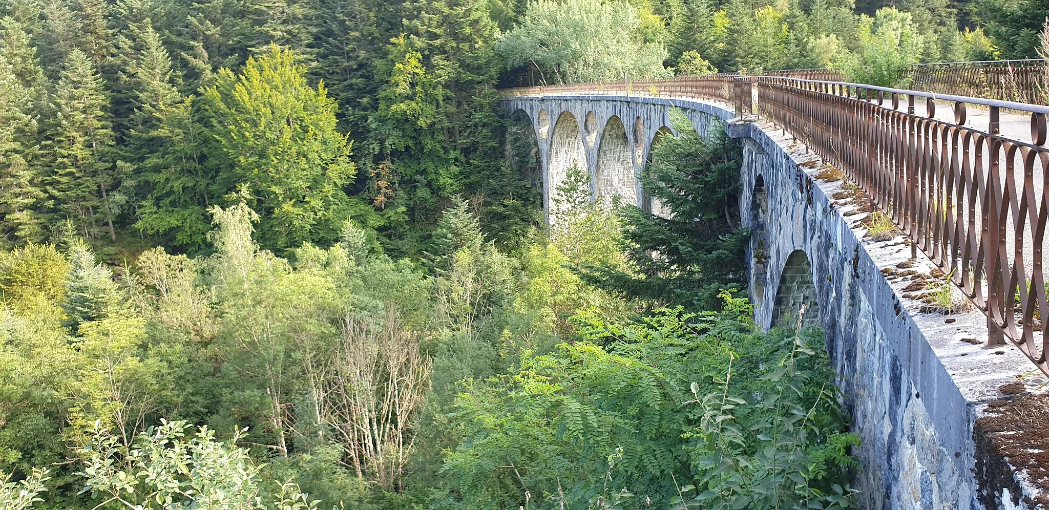 Photo showing: Viaduc des Peux, ancien viaduc ferroviaire franchissant la Besbre Saint-Priest-la-Prugne dans la Loire