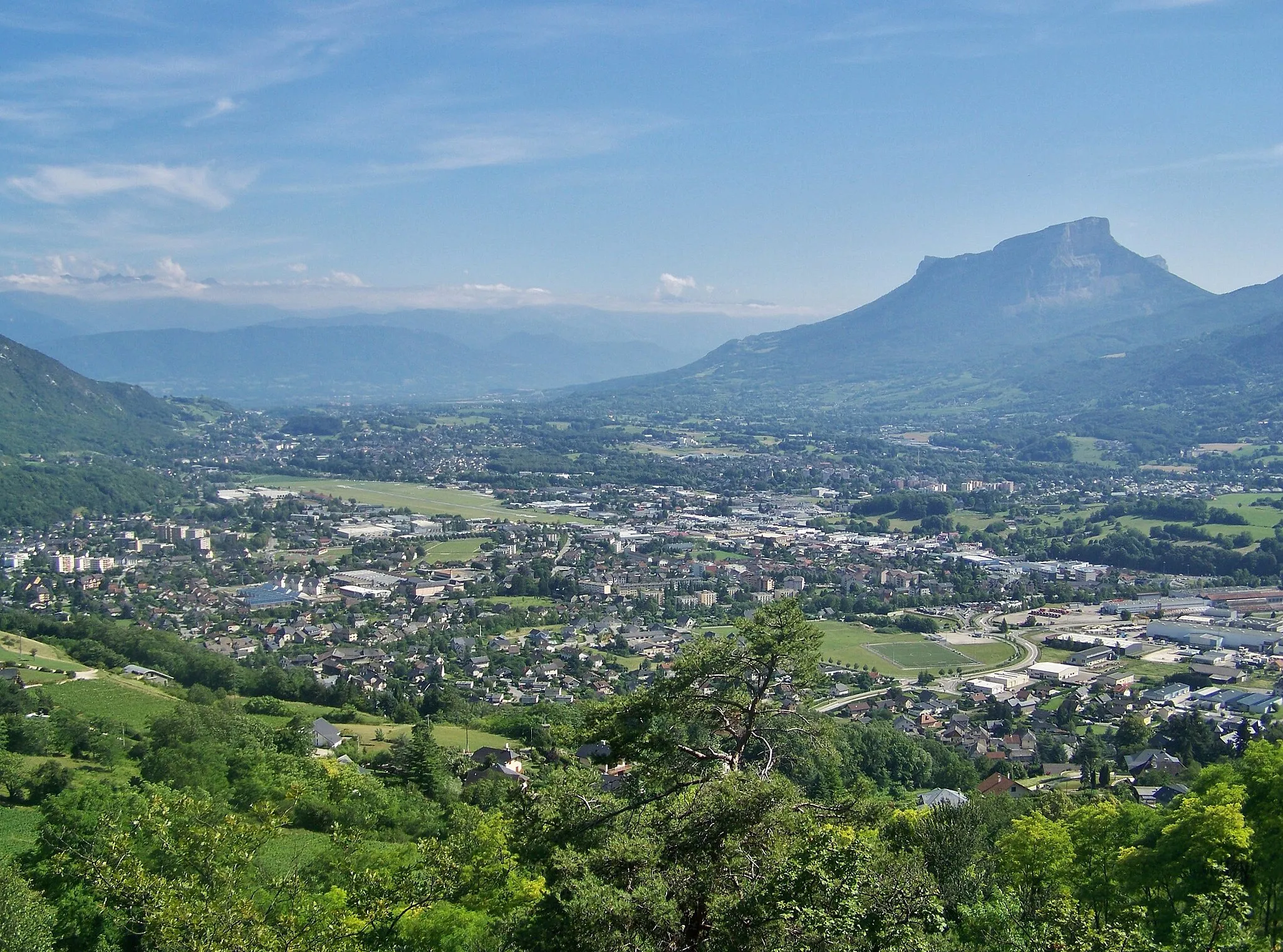 Photo showing: Panoramic sight on the southern side of the cluse de Chambéry valley in Savoie, France. Can mainly be seen communes of Saint-Alban-Leysse, Barby, Challes-les-Eaux and la Ravoire.