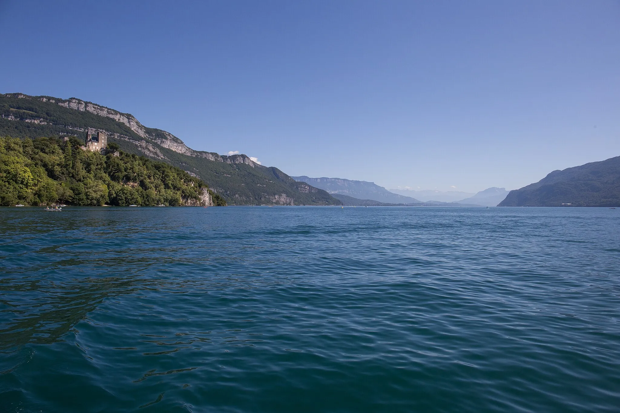 Photo showing: Lac du Bourget seen from the north. On the left, the Châtillon Castle and the Bauges Mountains. In the foreground, the Belledonne Mountains and the Mont Granier.