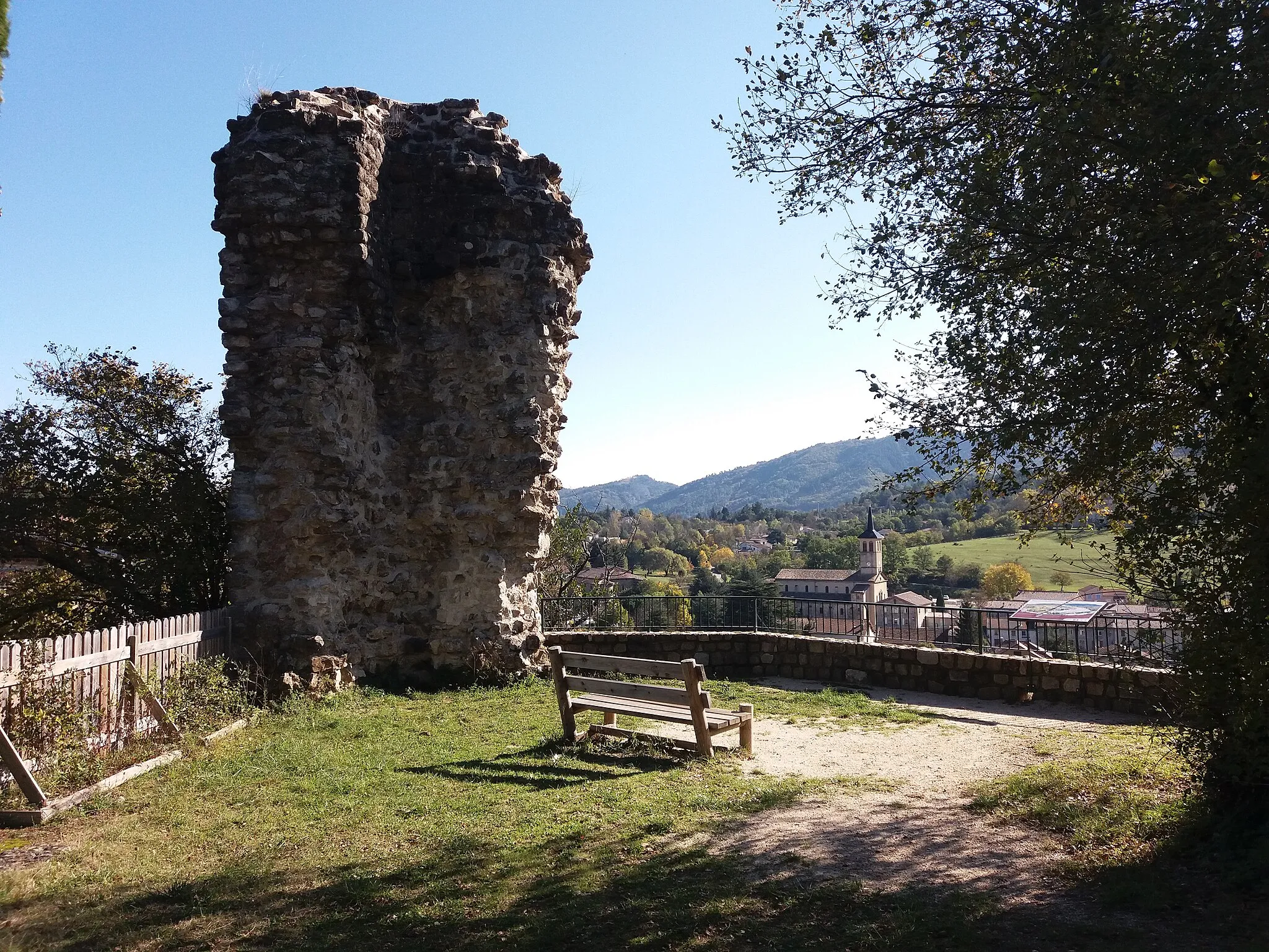 Photo showing: Mur du château de Chastelas et plateau.