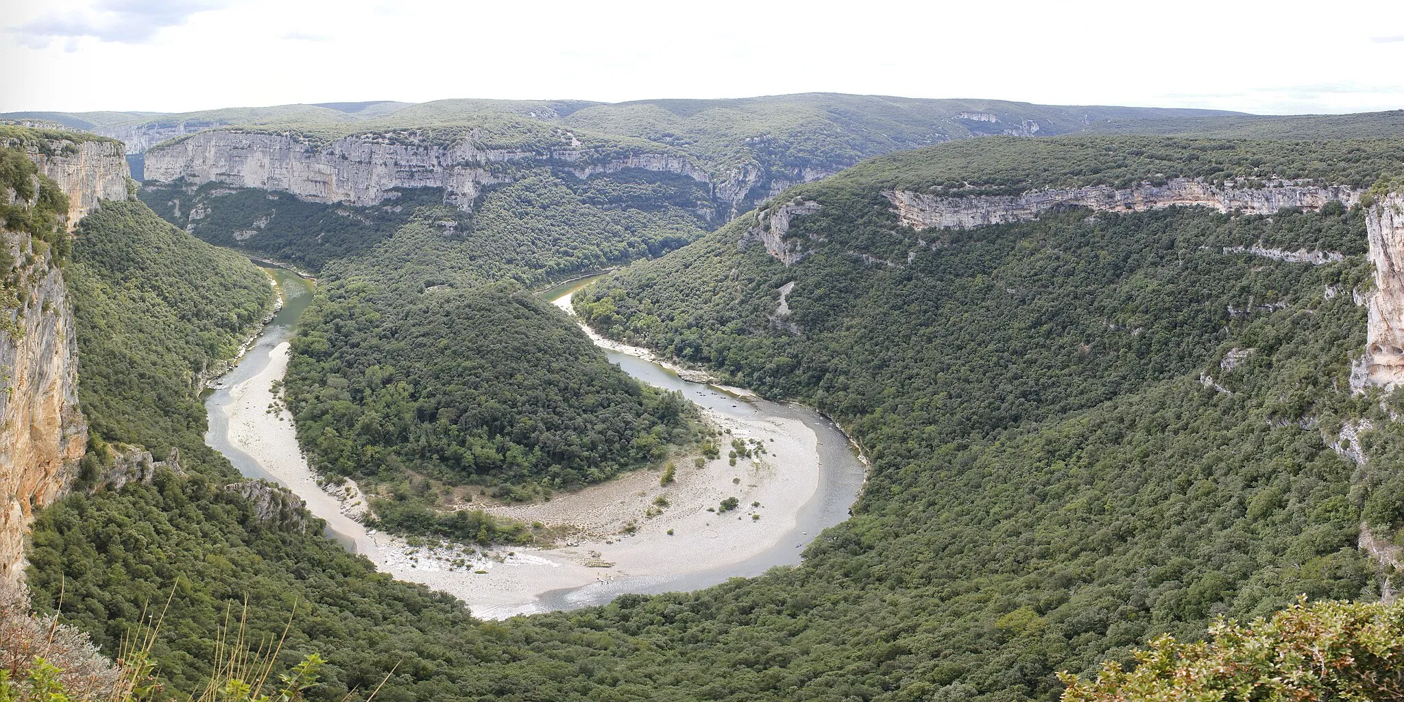 Photo showing: Dans les gorges de l'Ardèche, une boucle de la rivière