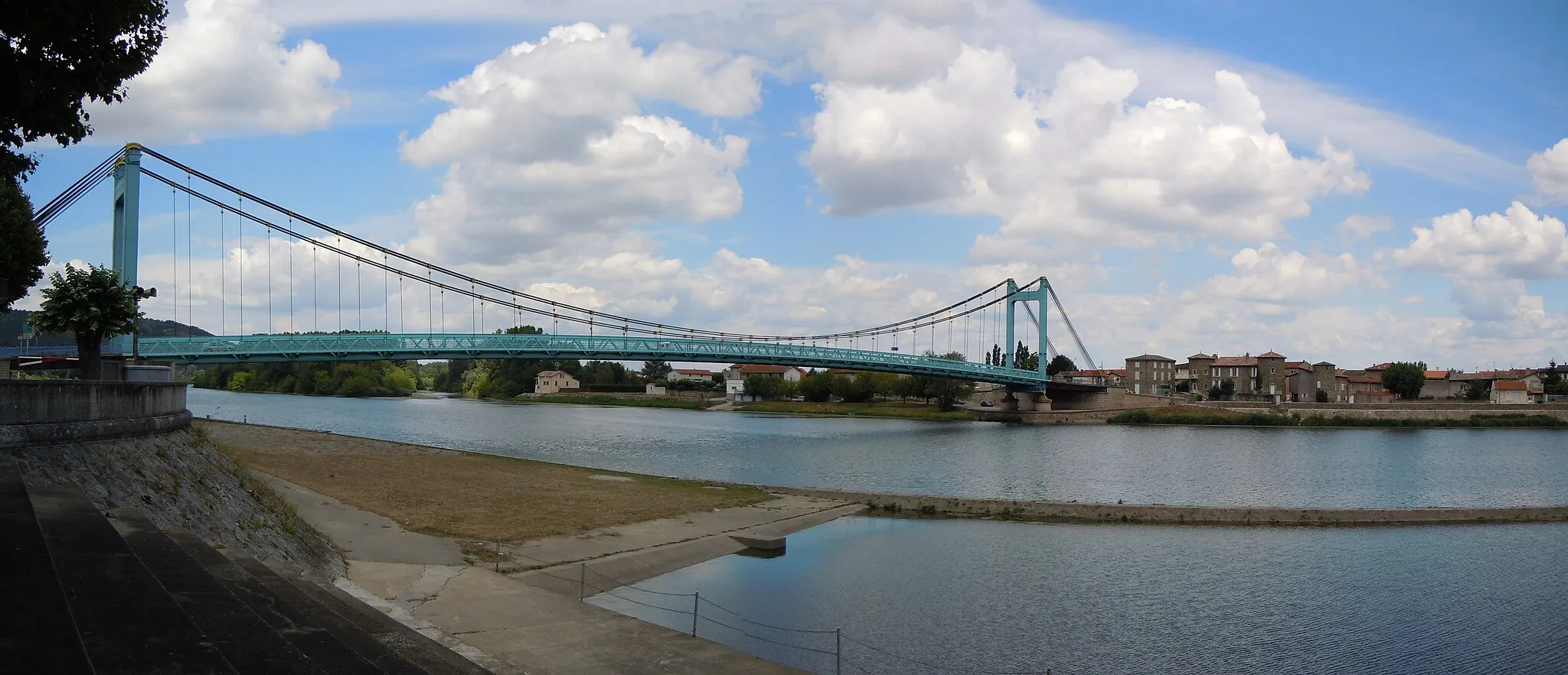 Photo showing: Pont sur le Rhône reliant Serrières (Ardèche) à Sablons (Isère)