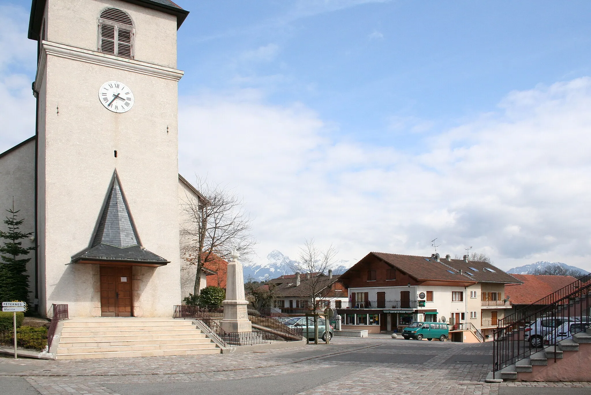 Photo showing: La place de Larringes avec l'église et le bar