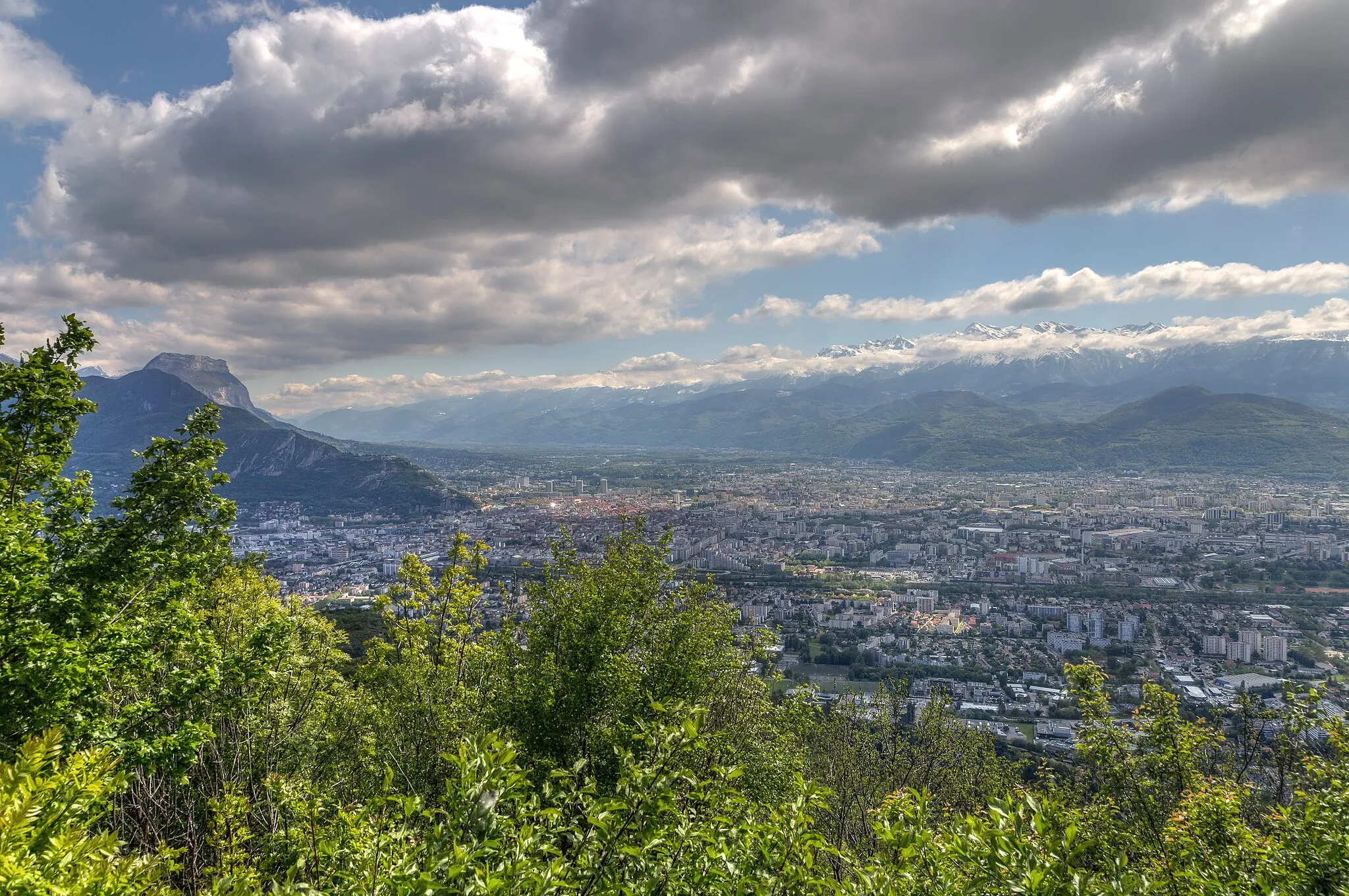 Photo showing: Panorama of the center of Grenoble from the Tour sans Venin, Seyssinet-Pariset, Isère. In the background, the foothills of the Chartreuse and the Grésivaudan valley.
