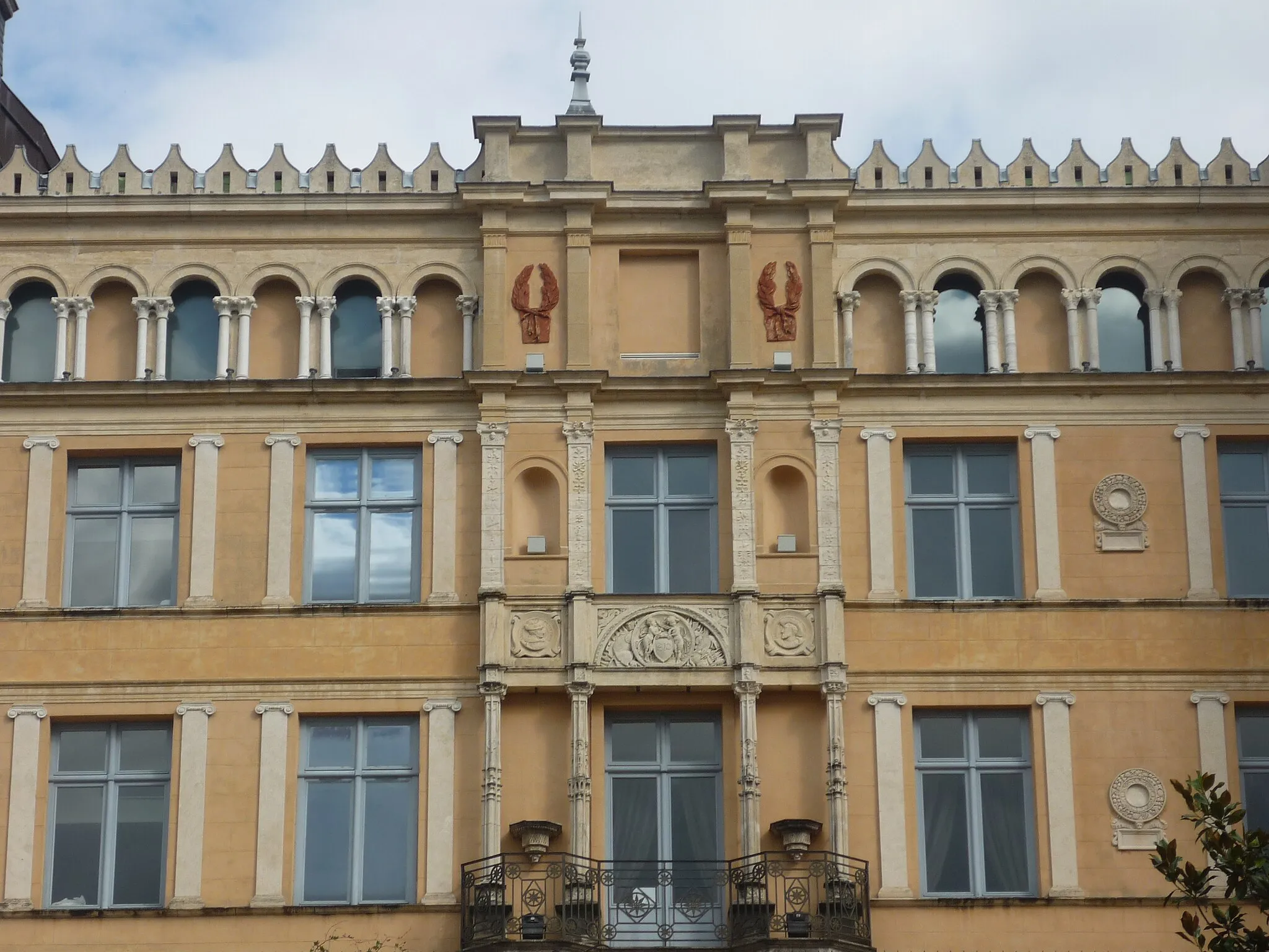 Photo showing: This building is inscrit au titre des monuments historiques de la France. It is indexed in the base Mérimée, a database of architectural heritage maintained by the French Ministry of Culture, under the reference PA00118053 .