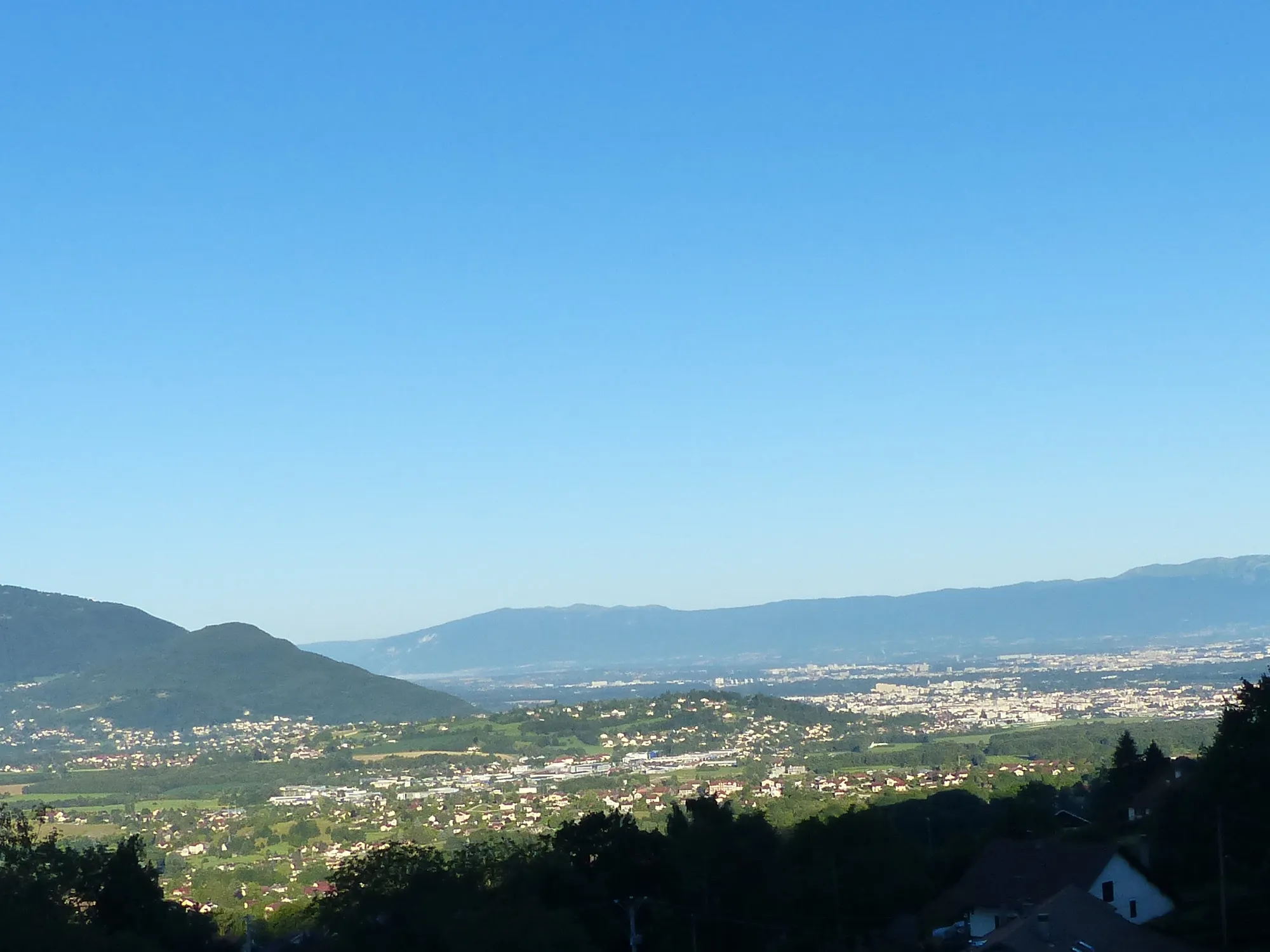 Photo showing: La colline de Vétraz-Monthoux vue de Lucinges, Haute-Savoie, France. À l'arrière-plan à droite, Annemasse, Genève. Au fond le Jura.