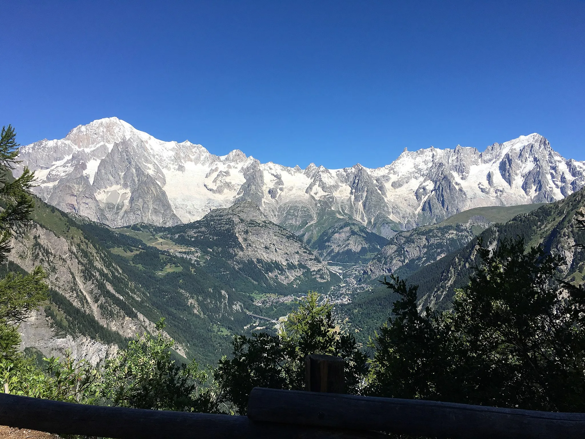 Photo showing: Vue du massif du Mont Blanc depuis le belvédère du Col d'Arpy.