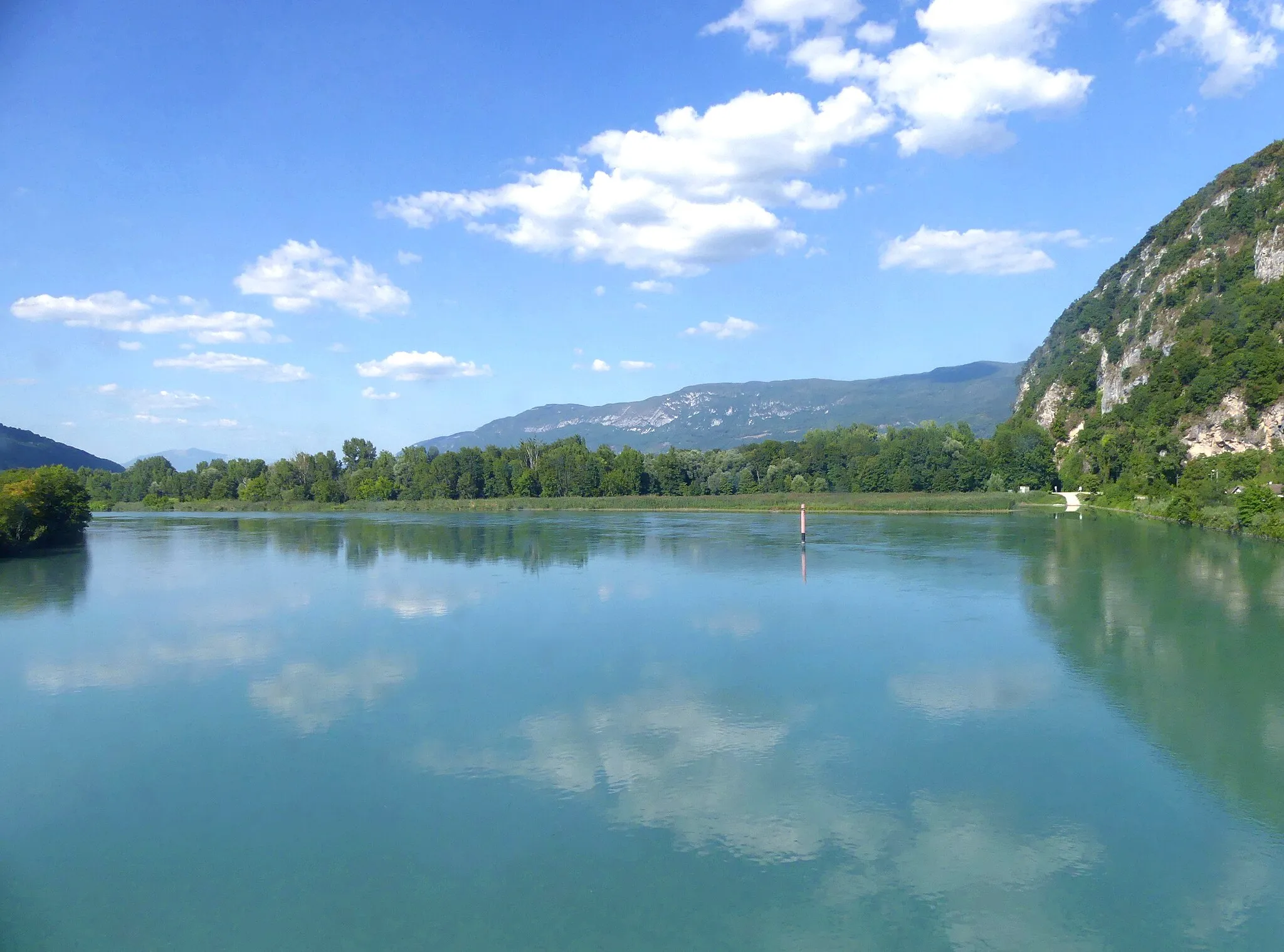 Photo showing: Sight, from the railway line, of the Rhône River separating French departments Ain (left) and Savoie (right), with visible the Chautagne natural area (Savoie).