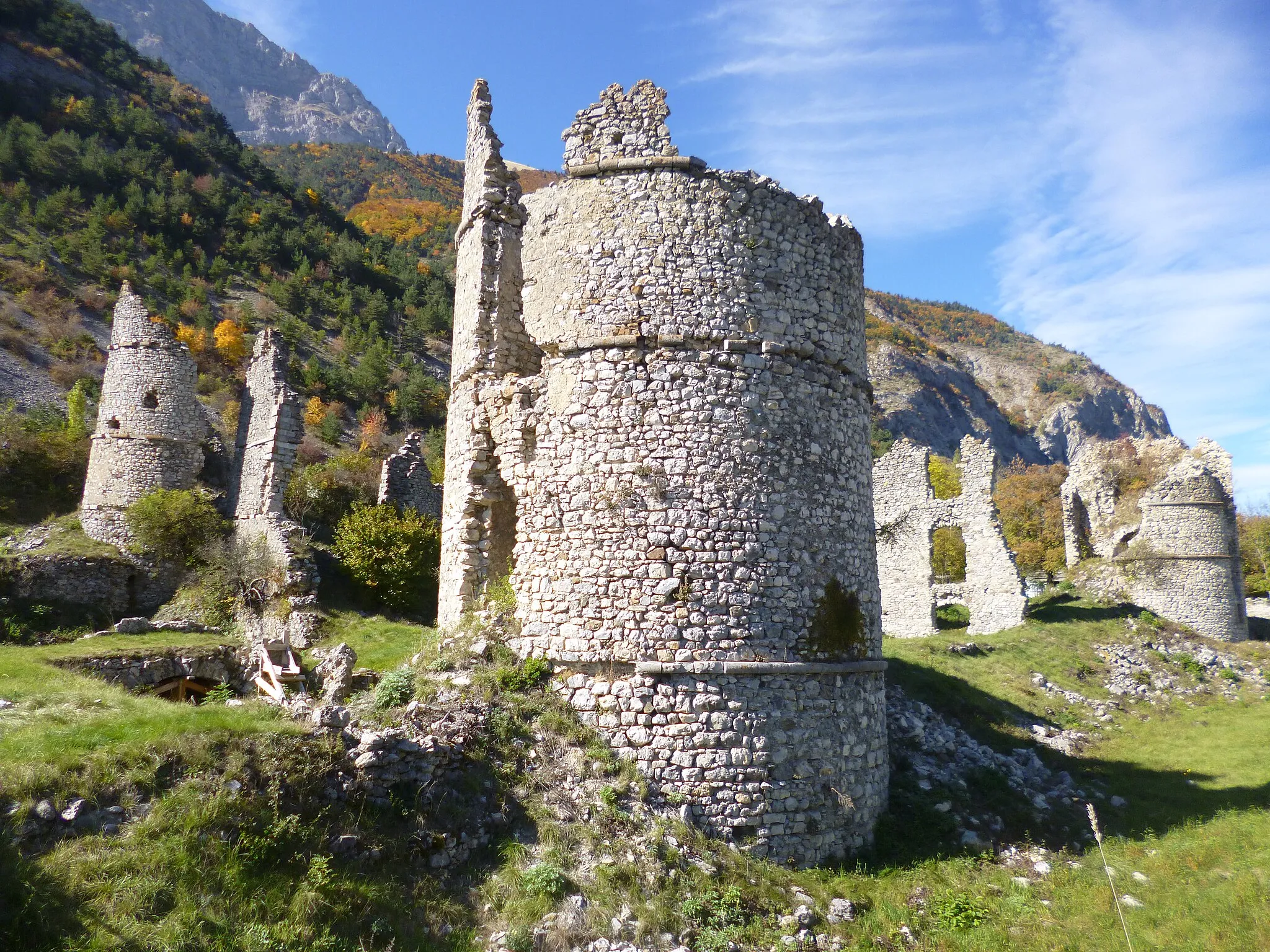 Photo showing: The ruins of the Castle of Lesdiguières in Le Glaizil (Hautes-Alpes, France). Built in the 14th Century, destroyed by a fire hazard in the 17th Century.