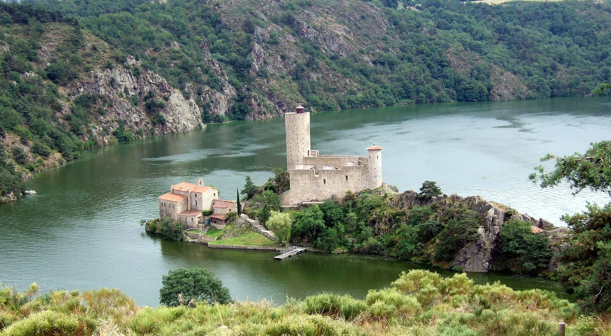 Photo showing: The castle "Château de Grangent", found on the Lac de Grangent, in the département of Loire, France.