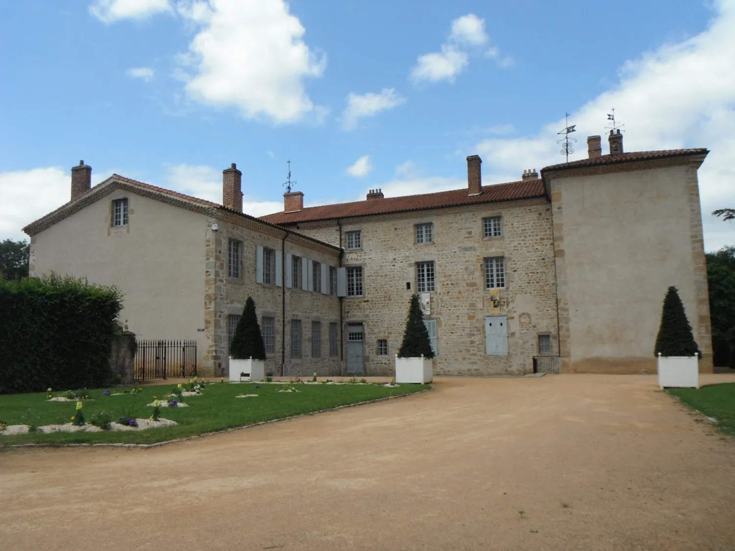 Photo showing: Château des Bruneaux, cour