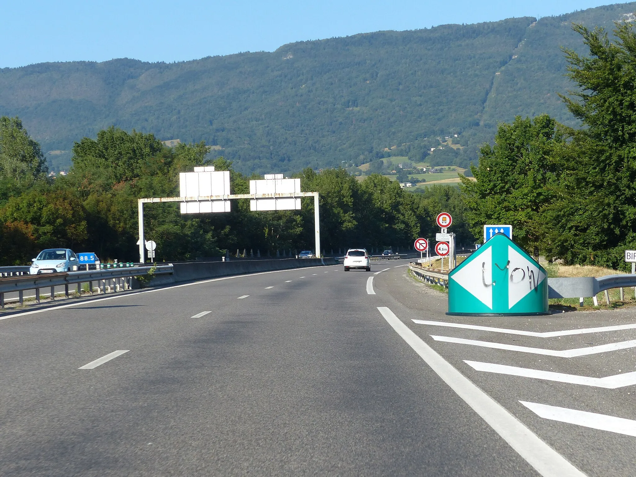 Photo showing: Balise J14a, bifurcation autoroutes A41 et A43 direction Lyon, La Motte-Servolex, Savoie, France