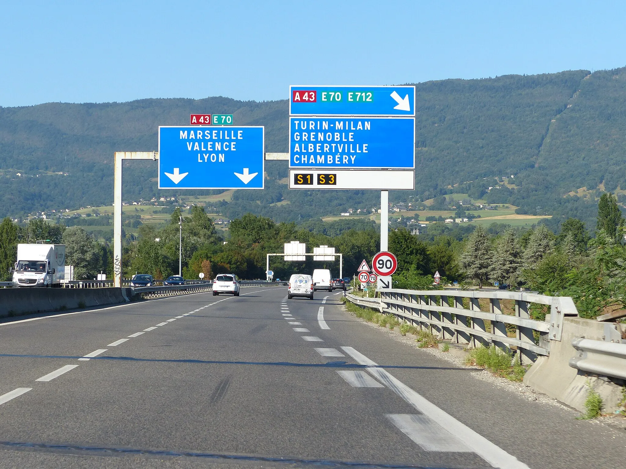 Photo showing: Panneaux D62c et D31f A43 E70 E712, B14 90 km/h, autoroute A41, La Motte-Servolex, Savoie, France.