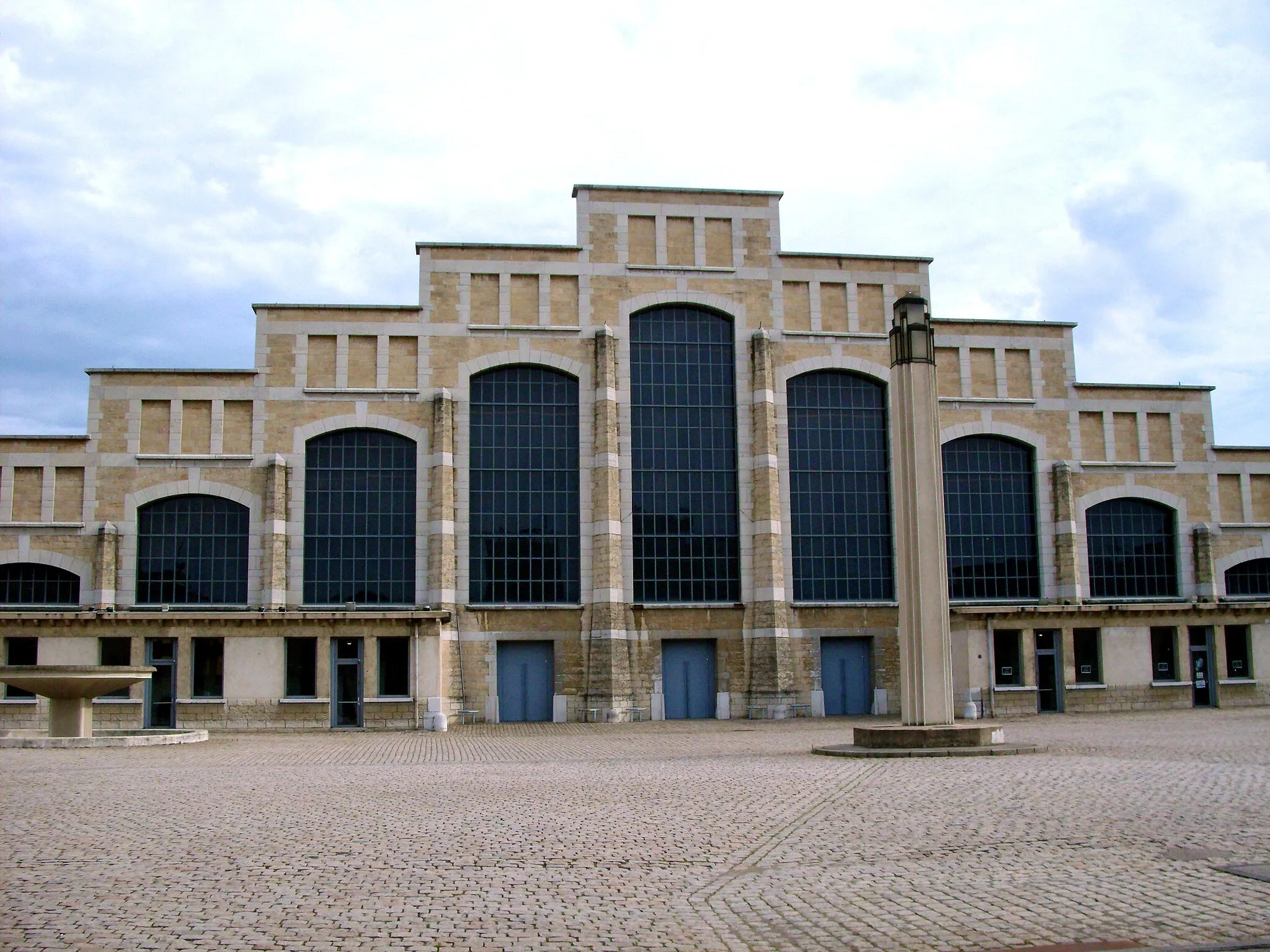 Photo showing: La halle Tony Garnier a été construite au début du 20ème Siècle. Elle est actuellement utilisée pour les grands concerts. C'est la plus grande surface couverte sans pilier du monde.