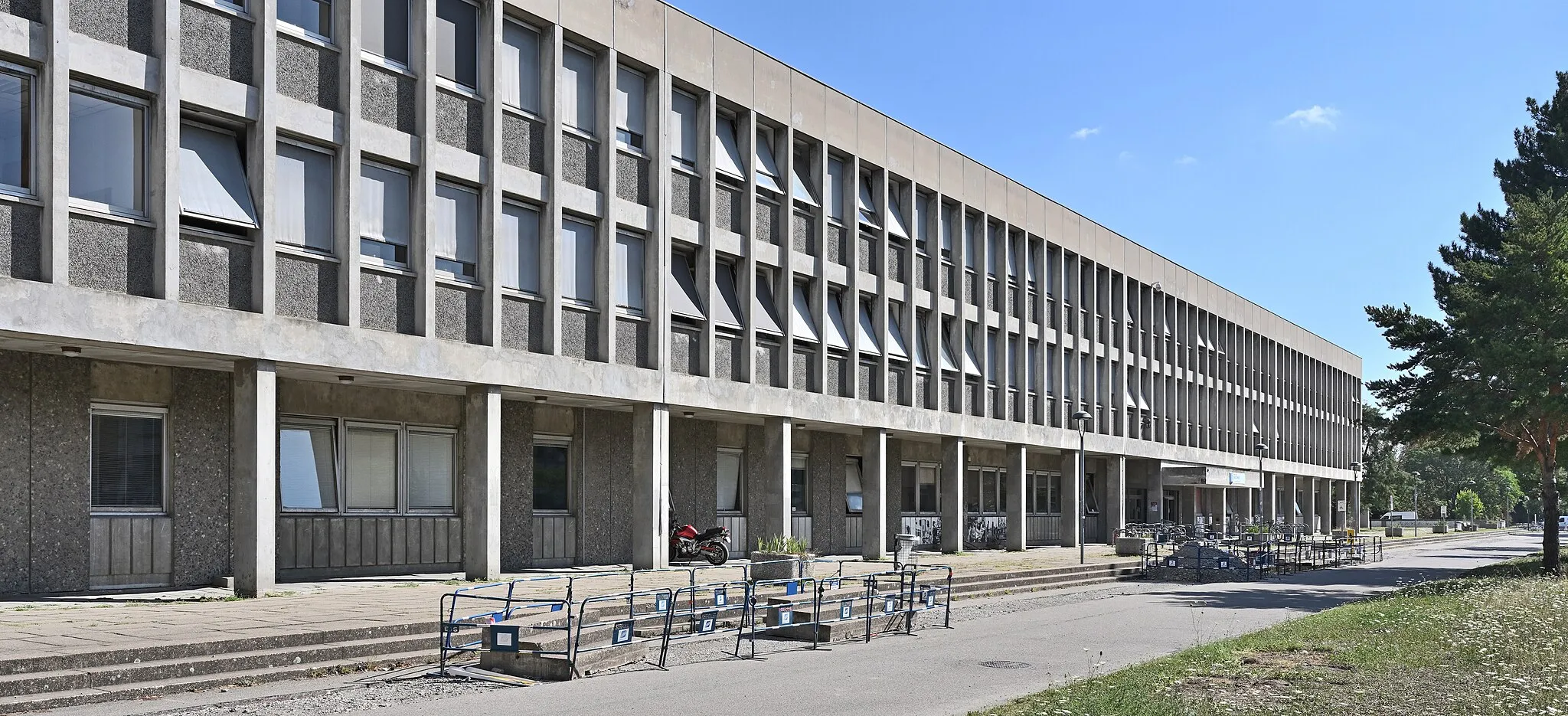 Photo showing: University Claude-Bernard-Lyon-1, campus of La Doua: Jean-Braconnier-building.