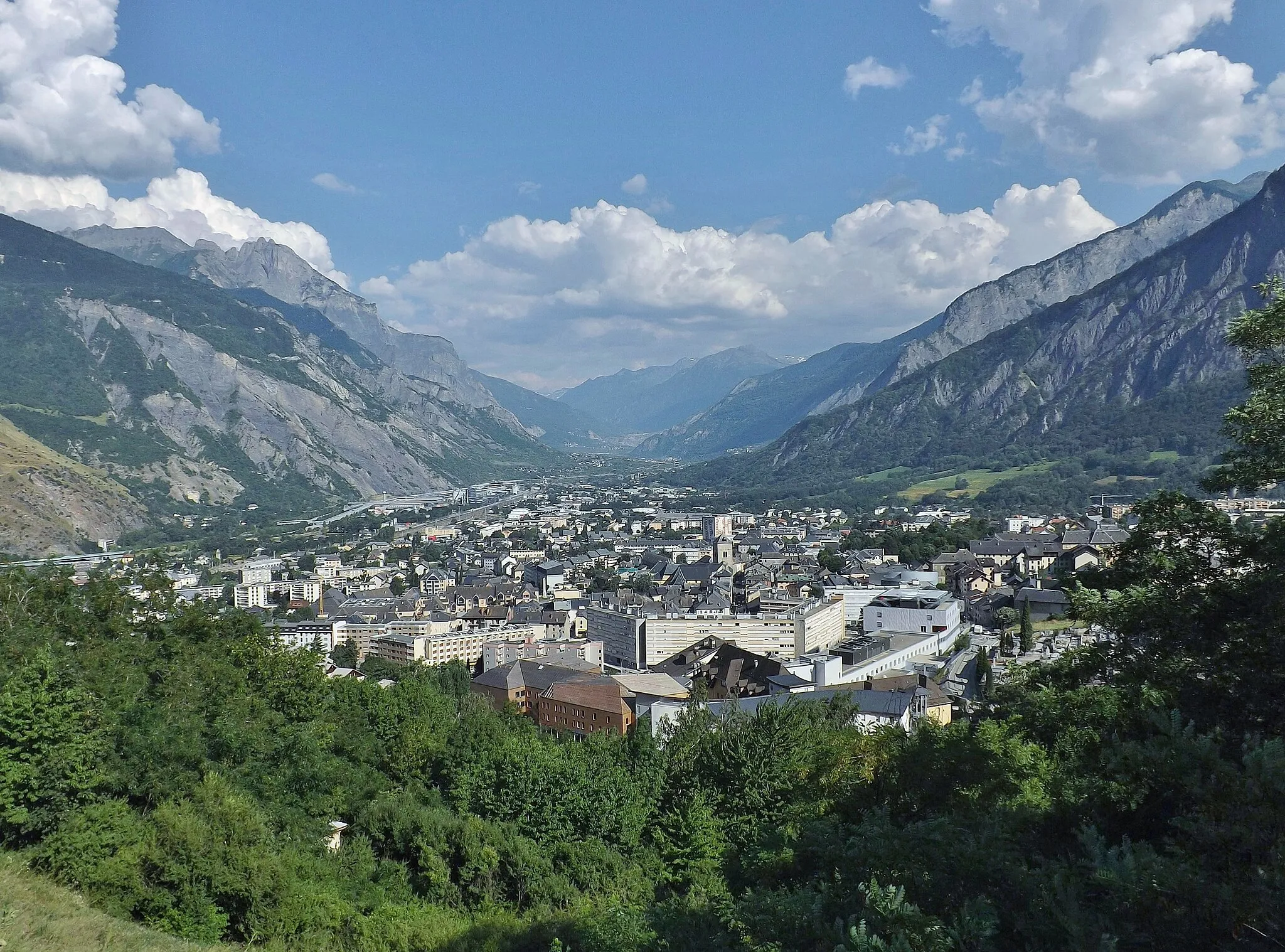 Photo showing: Panoramic sight of the French city of Saint-Jean-de-Maurienne in the Maurienne valley, in Savoie.