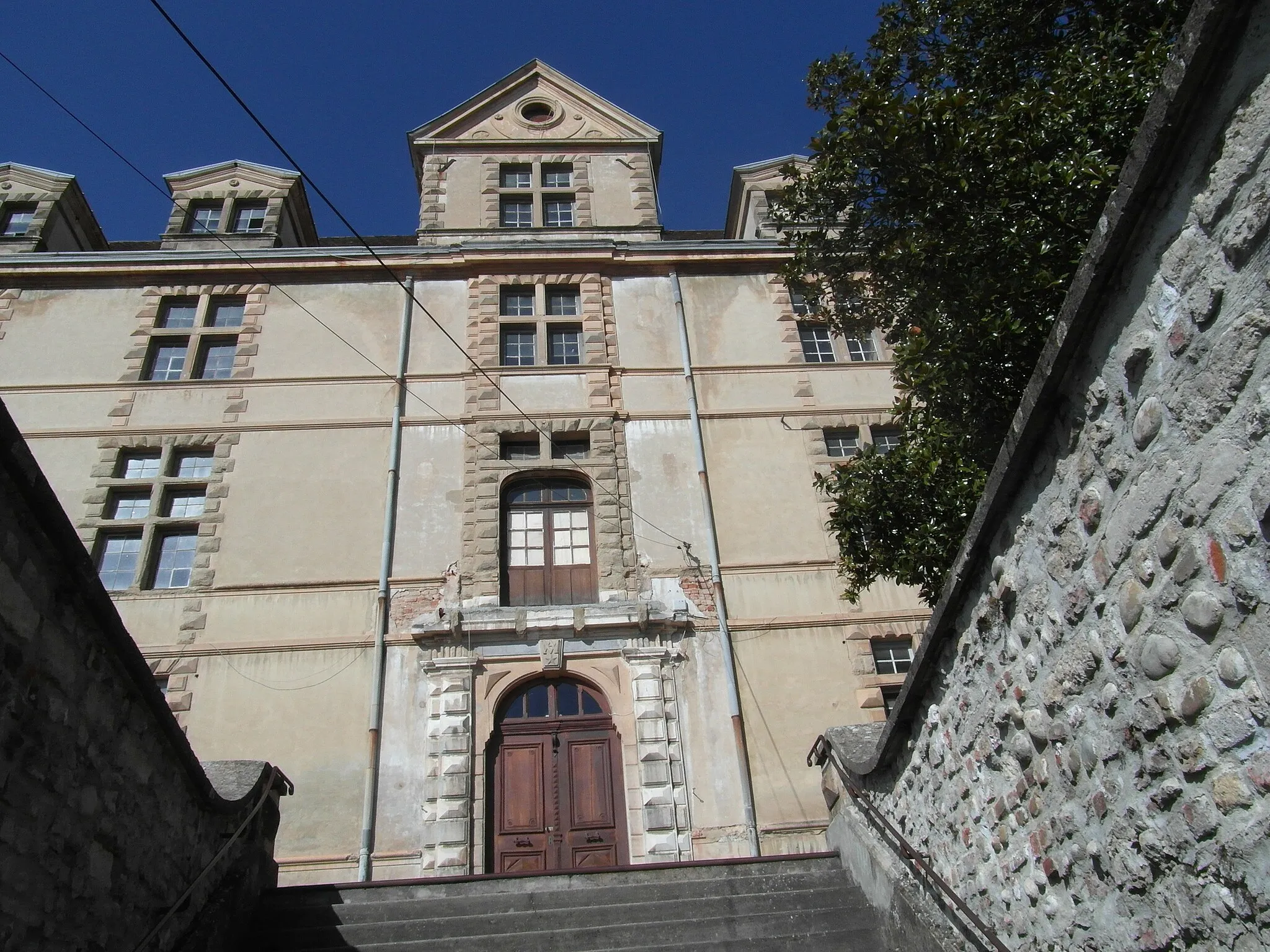 Photo showing: Entrée du Château de La Côte-Saint-André