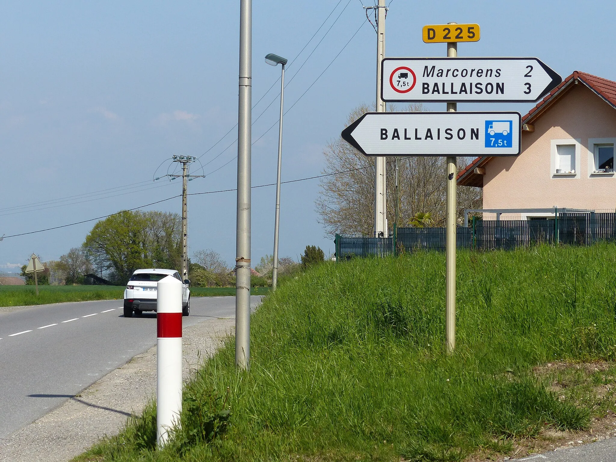Photo showing: Panneaux D21a et D21b avec idéogrammes SI1b et SC1b, croisement D1206-D225, Tholomaz, Loisin, Haute-Savoie.