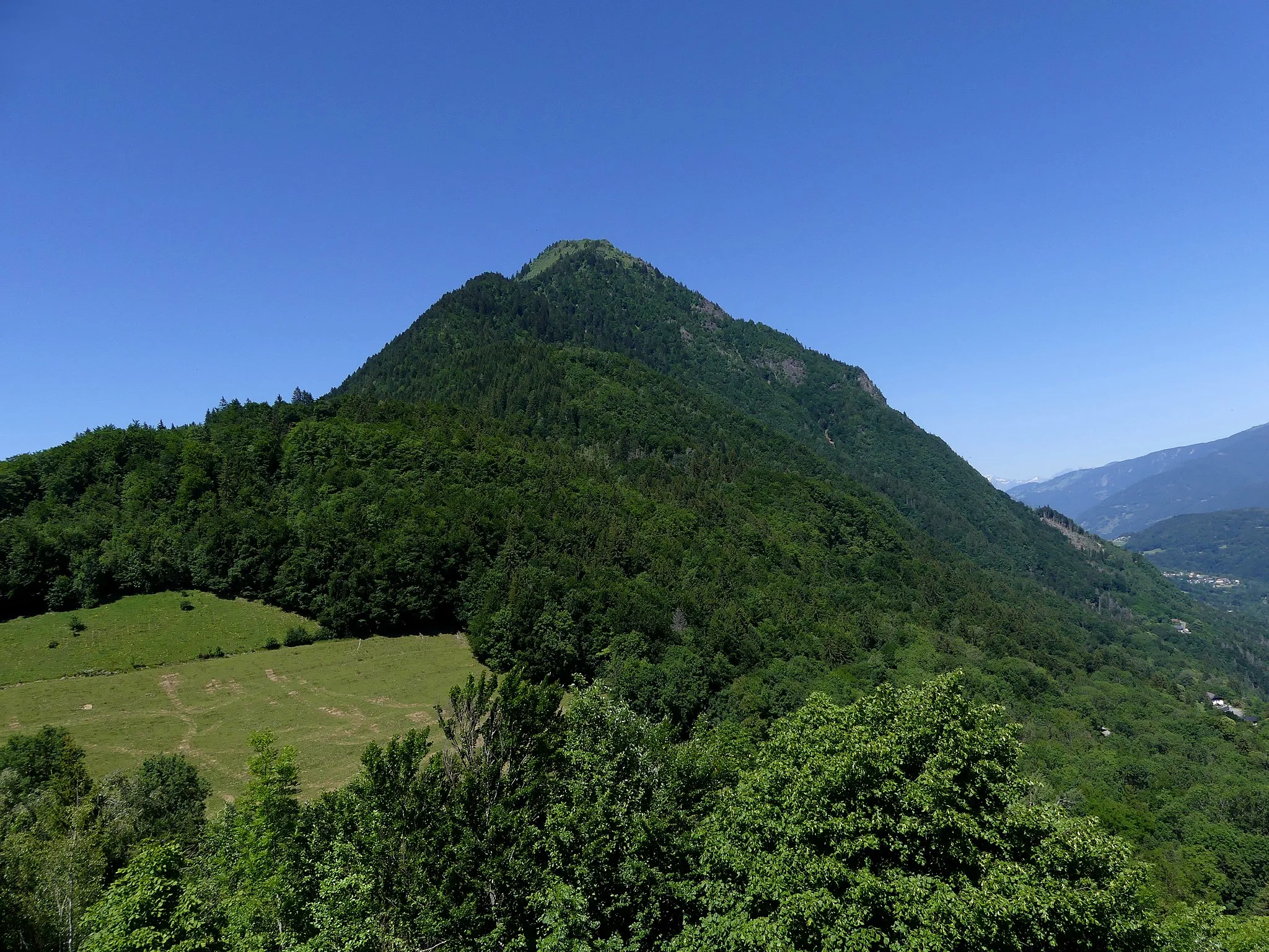 Photo showing: Sight, from Tamié fortification, of La Belle Étoile mountain in Bauges mountain range, Savoie, France.