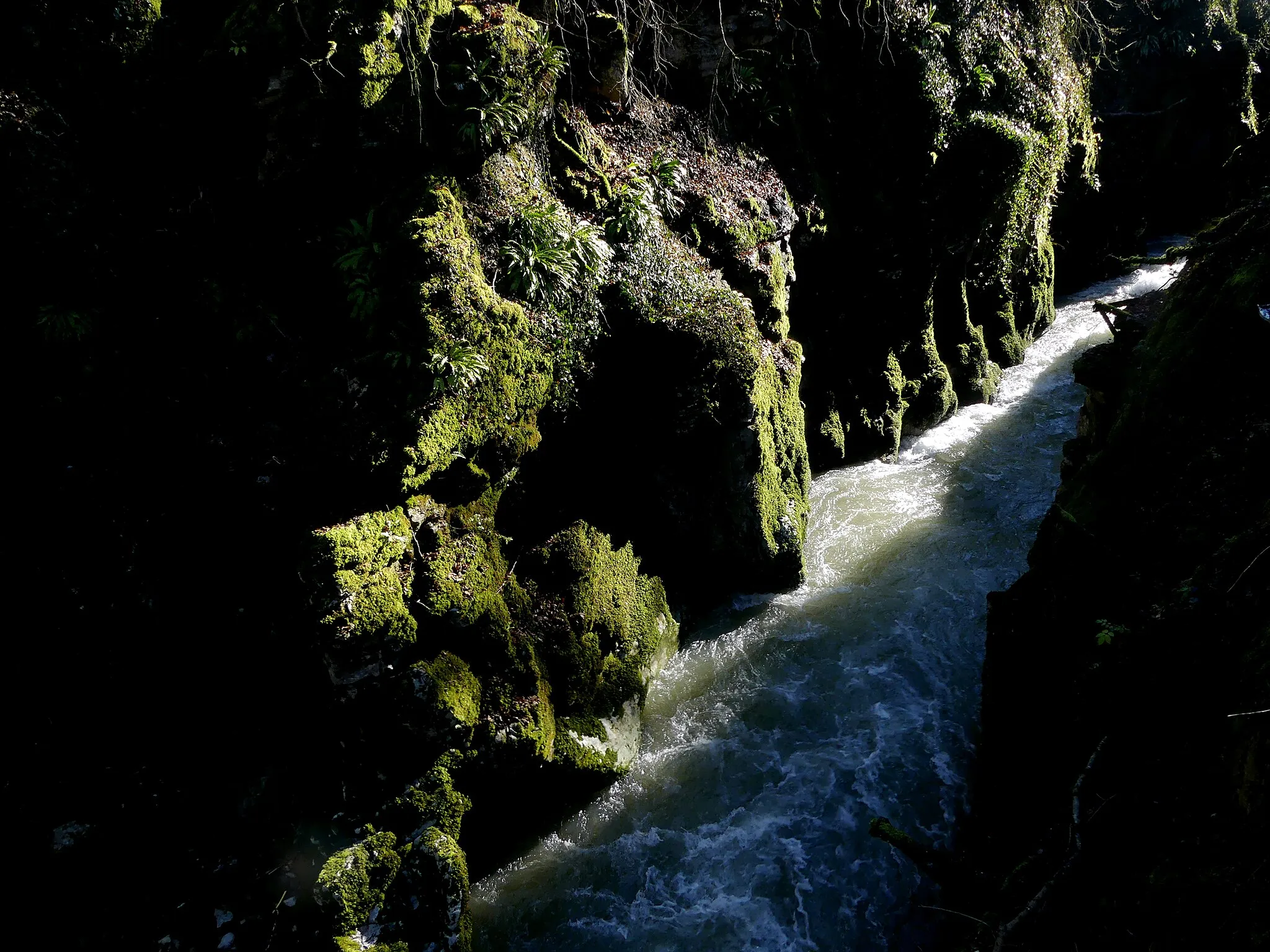 Photo showing: Sight, in winter, of Sierroz river gorge in Grésy-sur-Aix near Aix-les-Bains, Savoie, France.