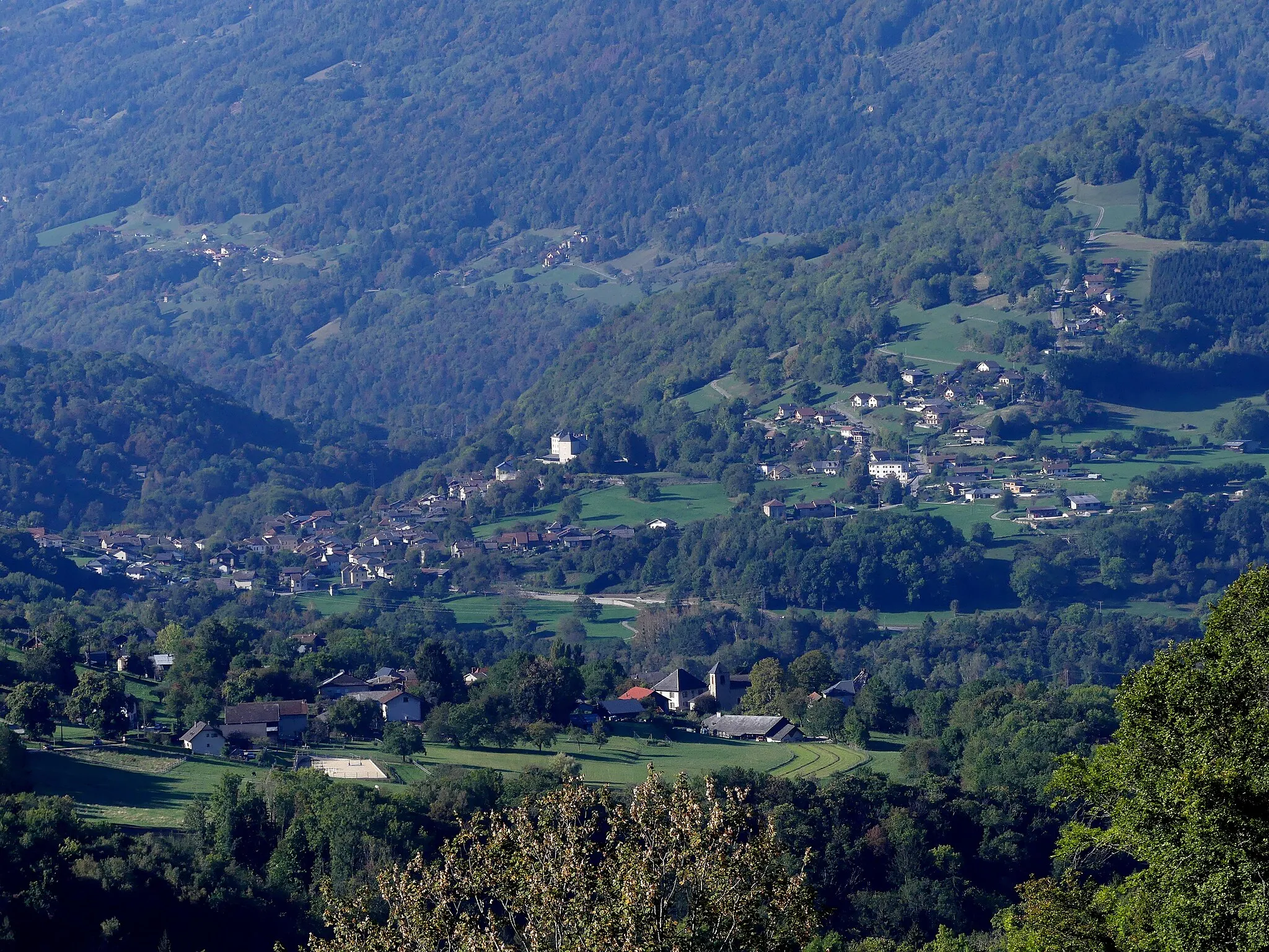 Photo showing: Sight, from the heights of Étable, of Presle (foreground) and Arvillard villages, in Savoie, France.