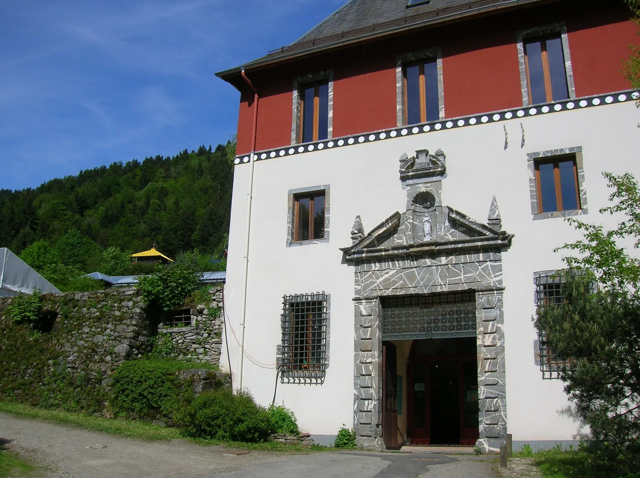 Photo showing: Entrée. Première journée de "HARMONIE DES STEPPES", Festival culturel mongol de l'Institut Karma Ling. Chartreuse de Saint Hugon, Hameau de Saint Hugon, Arvillard, Isère, AuRA, France.