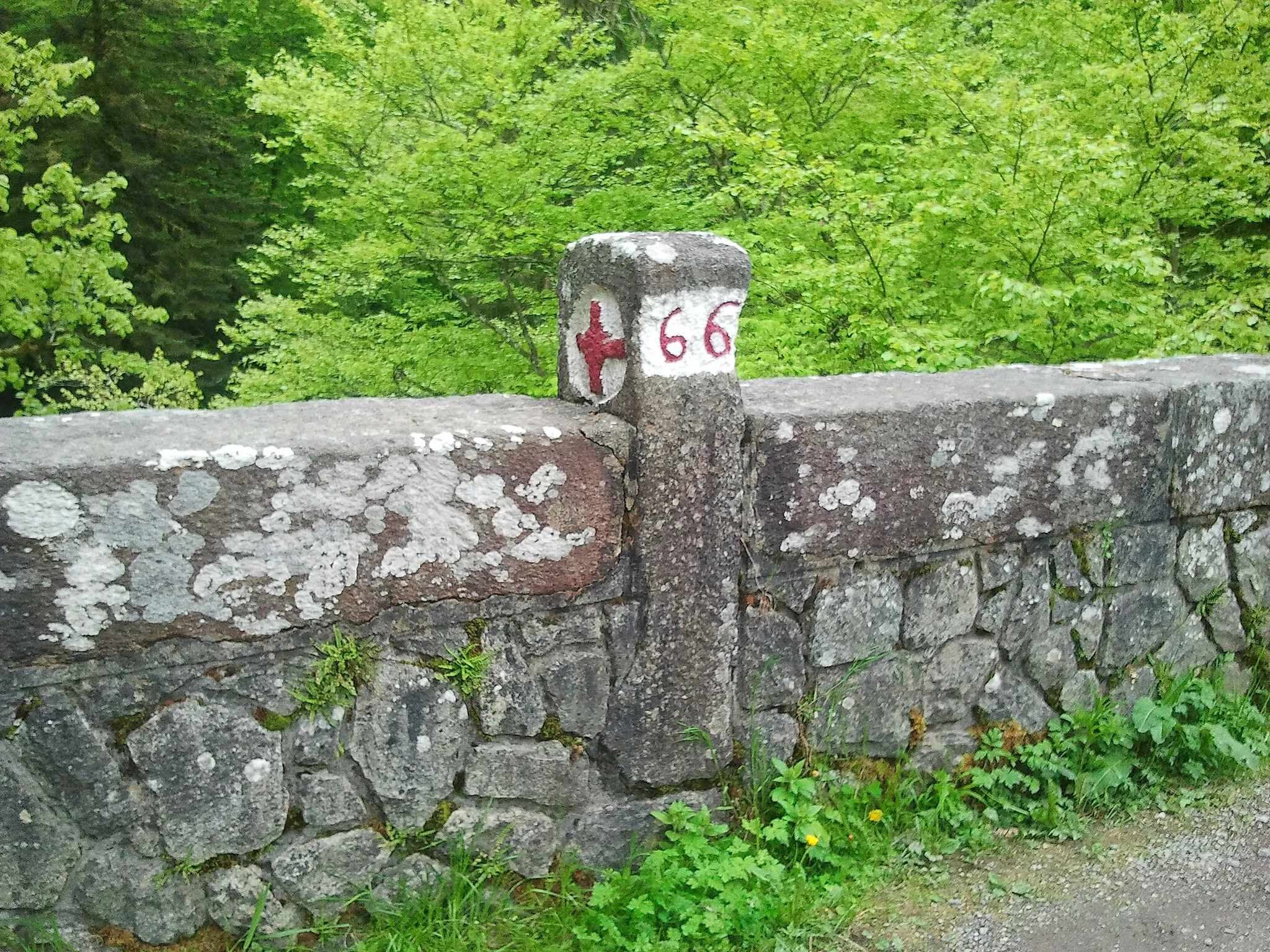 Photo showing: Borne frontière n°66 datant de 1823 séparant l'ancien Duché de Savoie au Royaume de France au milieu du Pont de l'ancienne Chartreuse de Saint Hugon