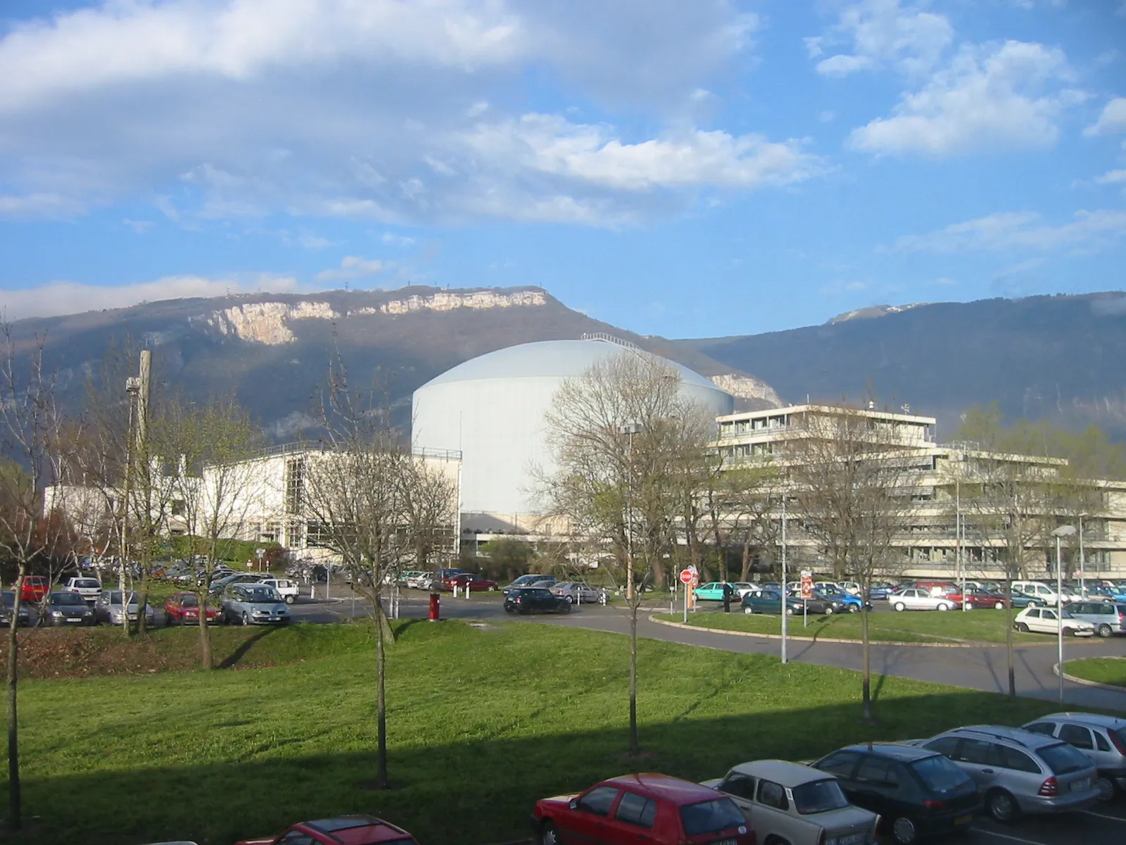 Photo showing: Eng: The Institut Laue-Langevin in Grenoble, France, is one of the most intense sources of research neutrons in the world. The reactor and some of the instruments lie under the dome; others are in halls around it.
Picture taken by wurzeller on 1 Apr 2004 and hereby released into public domain

Fr: L'Institut Laue-Langevin à Grenoble, France, est un des plus importantes sources de neutrons pour recherche du monde. Le réacteur et quelques-uns des instruments se trouvent sous la coupole; d'autres sont dans des salles autour de lui. Fait par wurzeller le 1 avril 2004 et libéré dans le domaine public par l'auteur