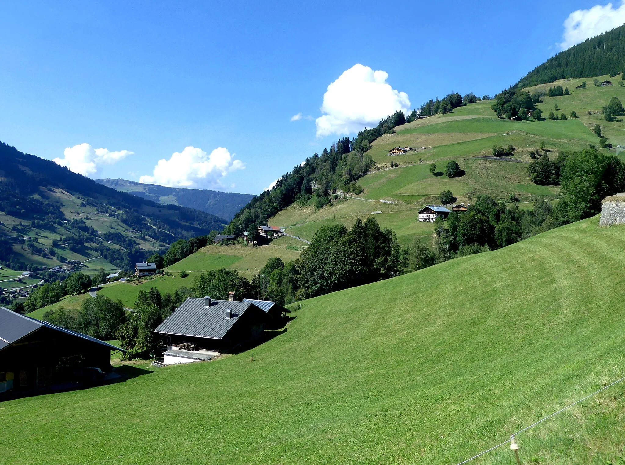 Photo showing: Sight of the southern heights of Arêches village, in Beaufortain mountain range, Savoie, France.