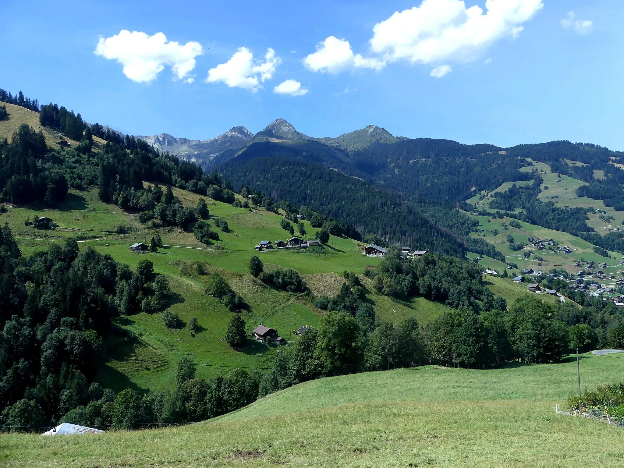 Photo showing: Sight of the surroundings of Arêches-Beaufort in Beaufortain mountain range, Savoie, France.