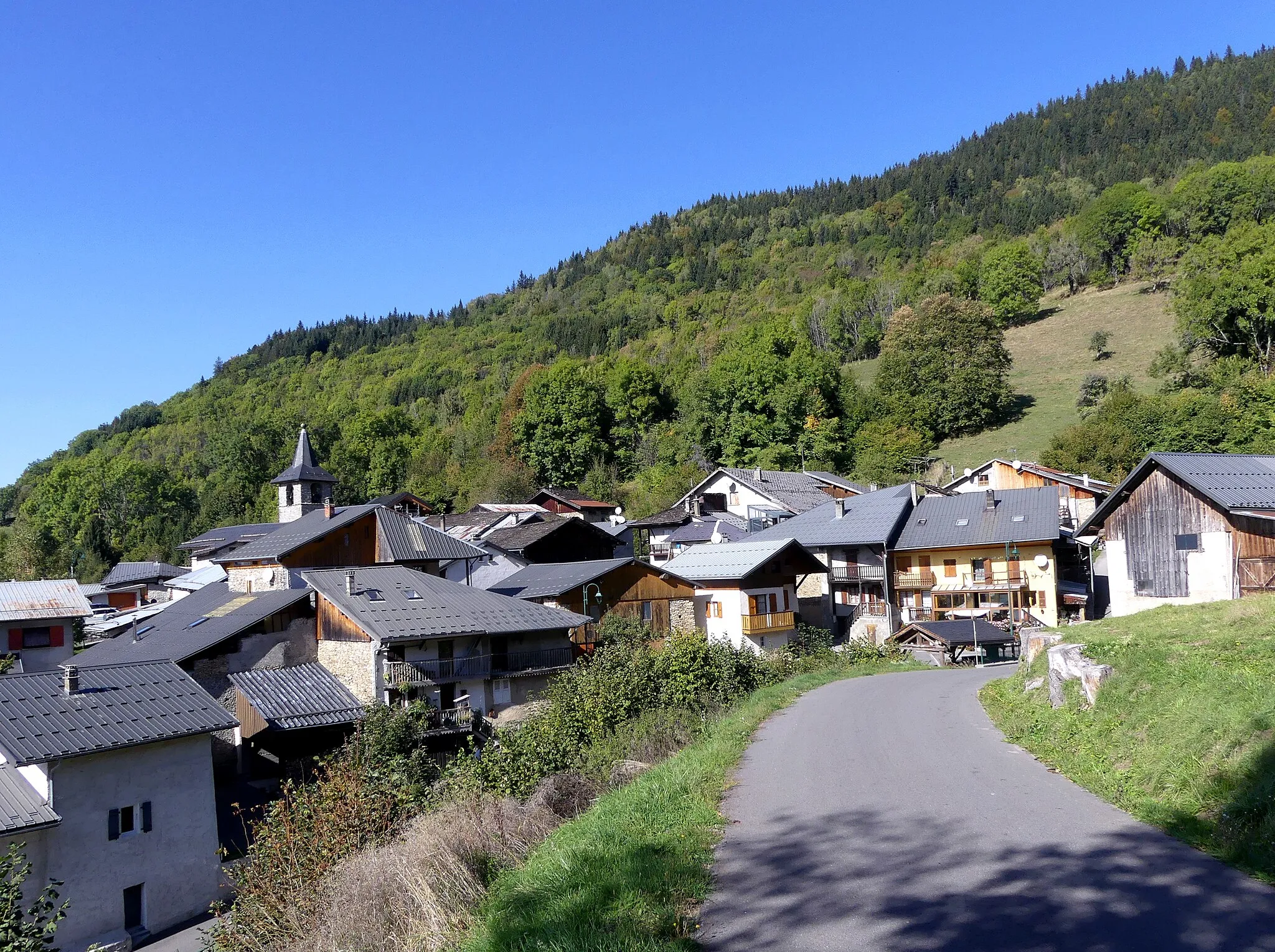 Photo showing: Sight of Route départementale 25 road coming from Champ-Laurent pass near Champ-Laurent village, in Savoie, France.