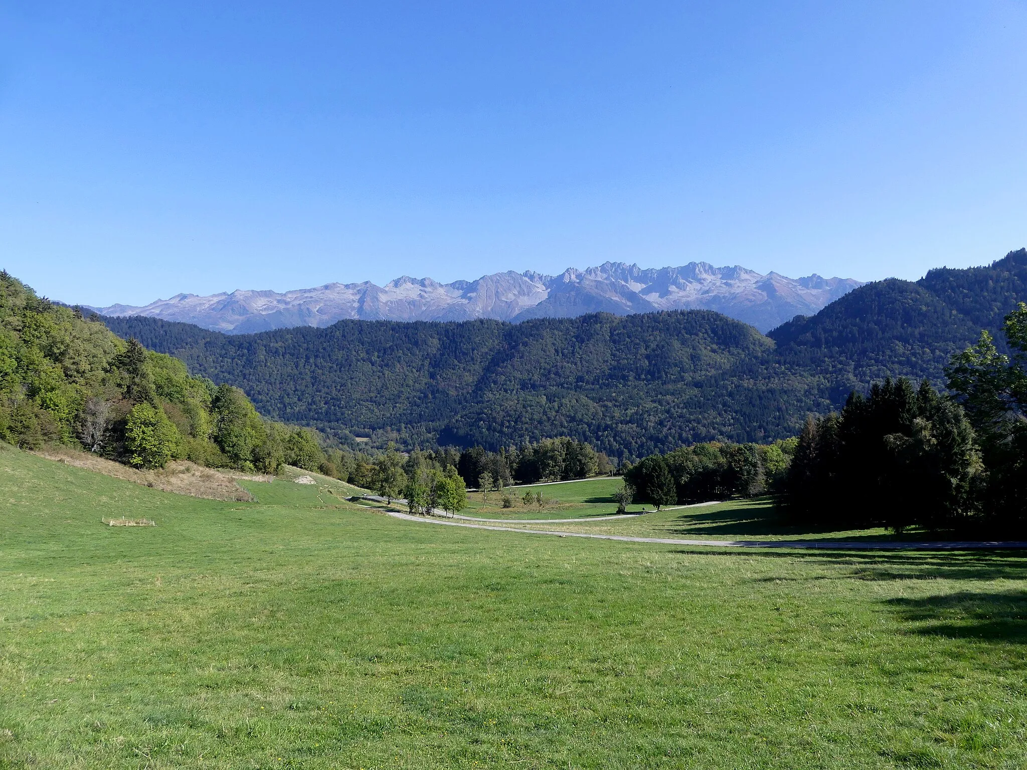 Photo showing: Sight of meadows beneath Col de Champ-Laurent pass in Le Pontet, with visible Col du Grand Cucheron pass and Lauzière mountain range at the background, in Savoie, France.