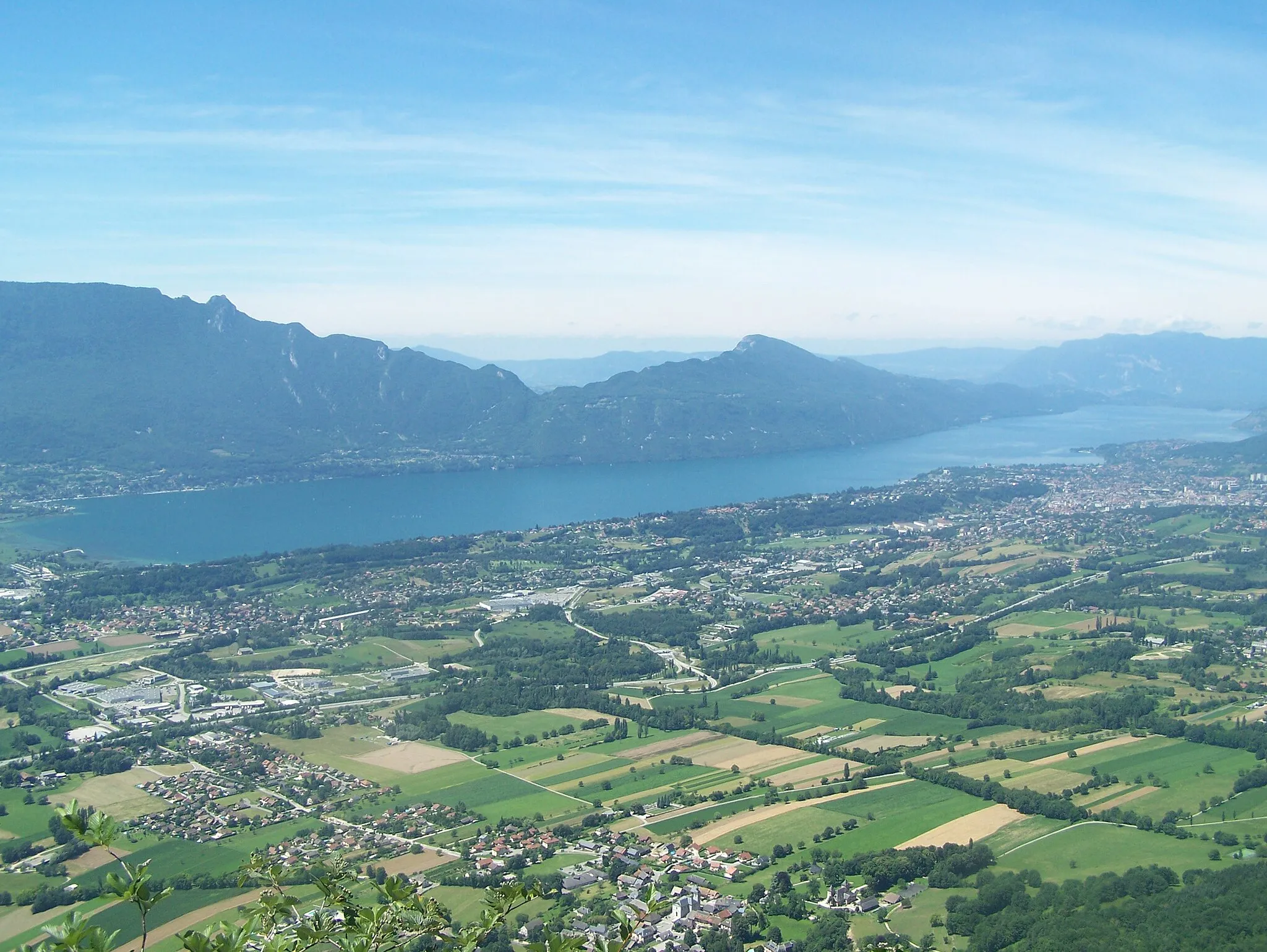 Photo showing: The entire Lake of Bourget, the biggest and deepest natural lake of France (Savoie) here seen from the heights of Pragondran.
