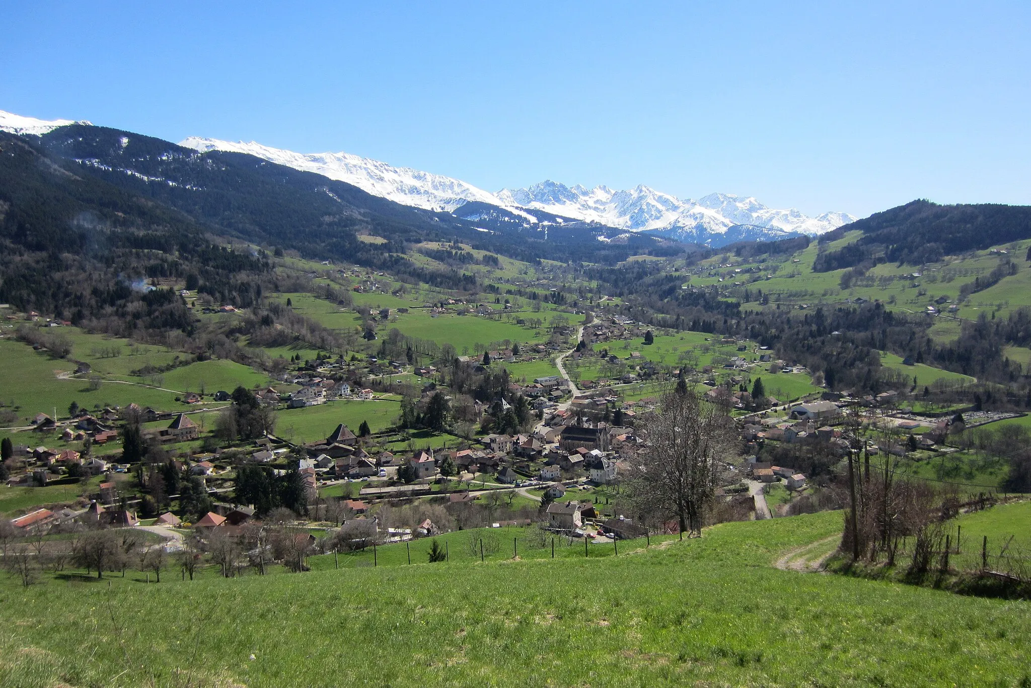 Photo showing: Vue du village de Theys et de la chaîne de Belledonne