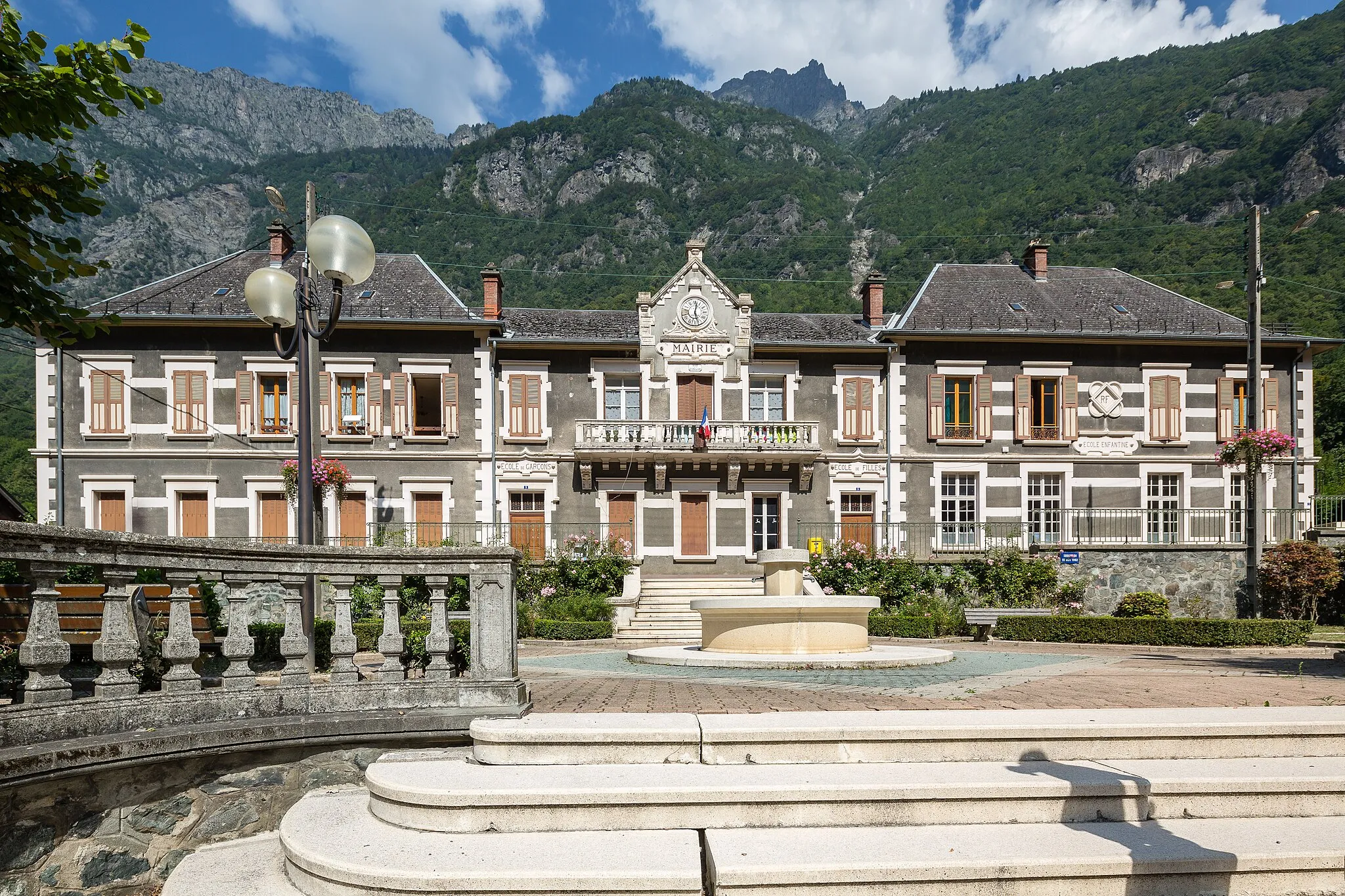 Photo showing: Ancienne mairie et école (garçons et filles) de Livet-et-Gavet (France).