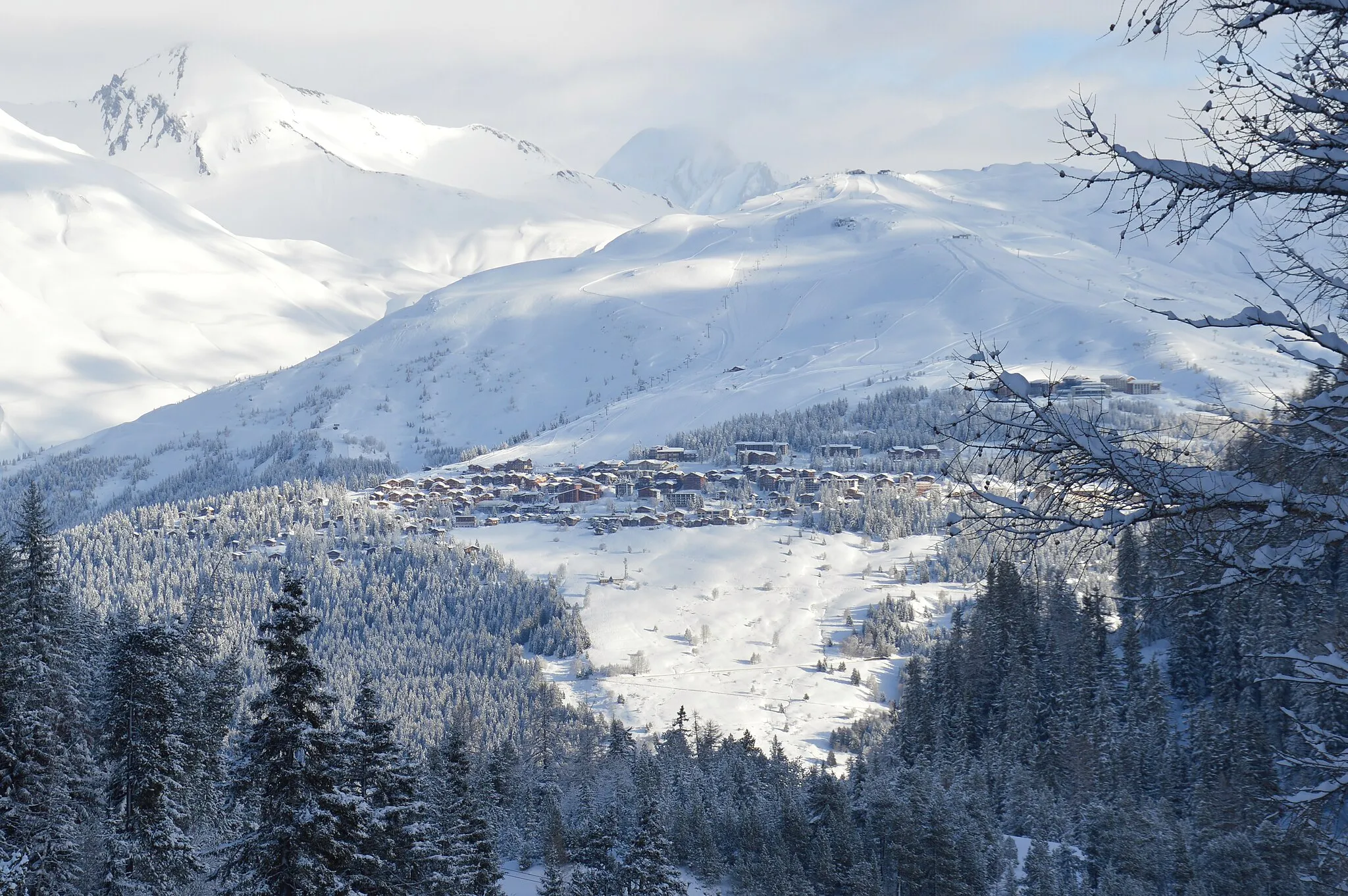 Photo showing: The ski village La Rosière seen from the Comborcière ski lift in Arc 1950/2000, Paradiski.