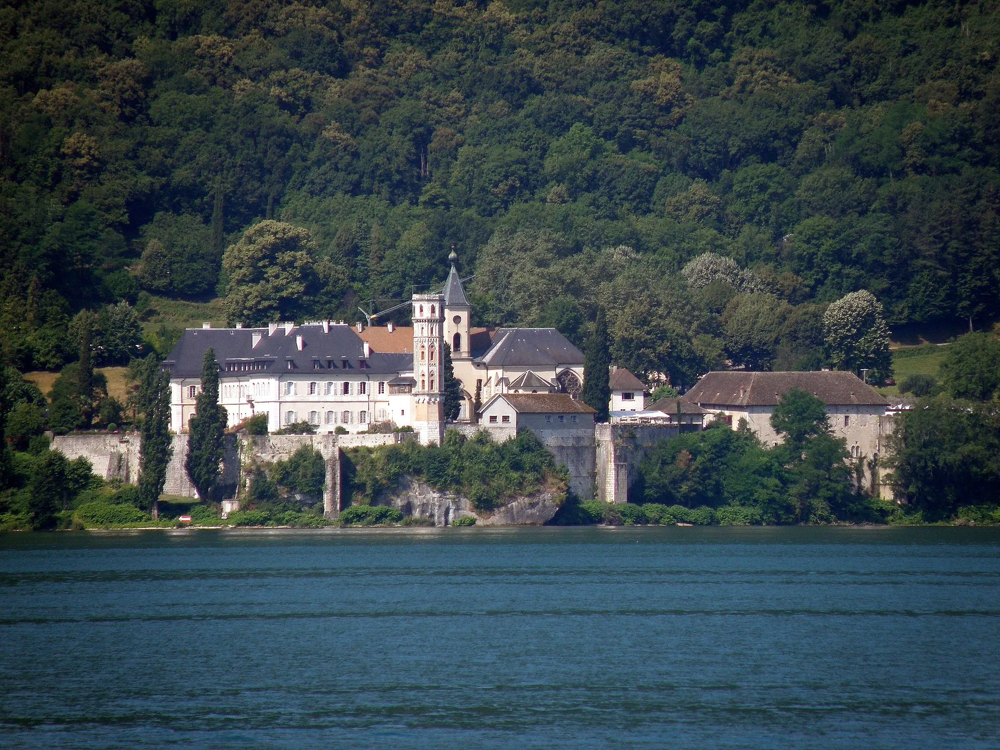 Photo showing: Saint-Pierre-de-Curtille, comm. du département de la Savoie (région Rhône-Alpes, France), sur la rive occidentale du lac du Bourget. Abbaye Notre-Dame-d’Hautecombe, telle qu’on l’aperçoit depuis la rive opposée (oriëntale) du lac, aux environs de la localité de Brison-les-Oliviers. Nous regardons vers l’ouest.