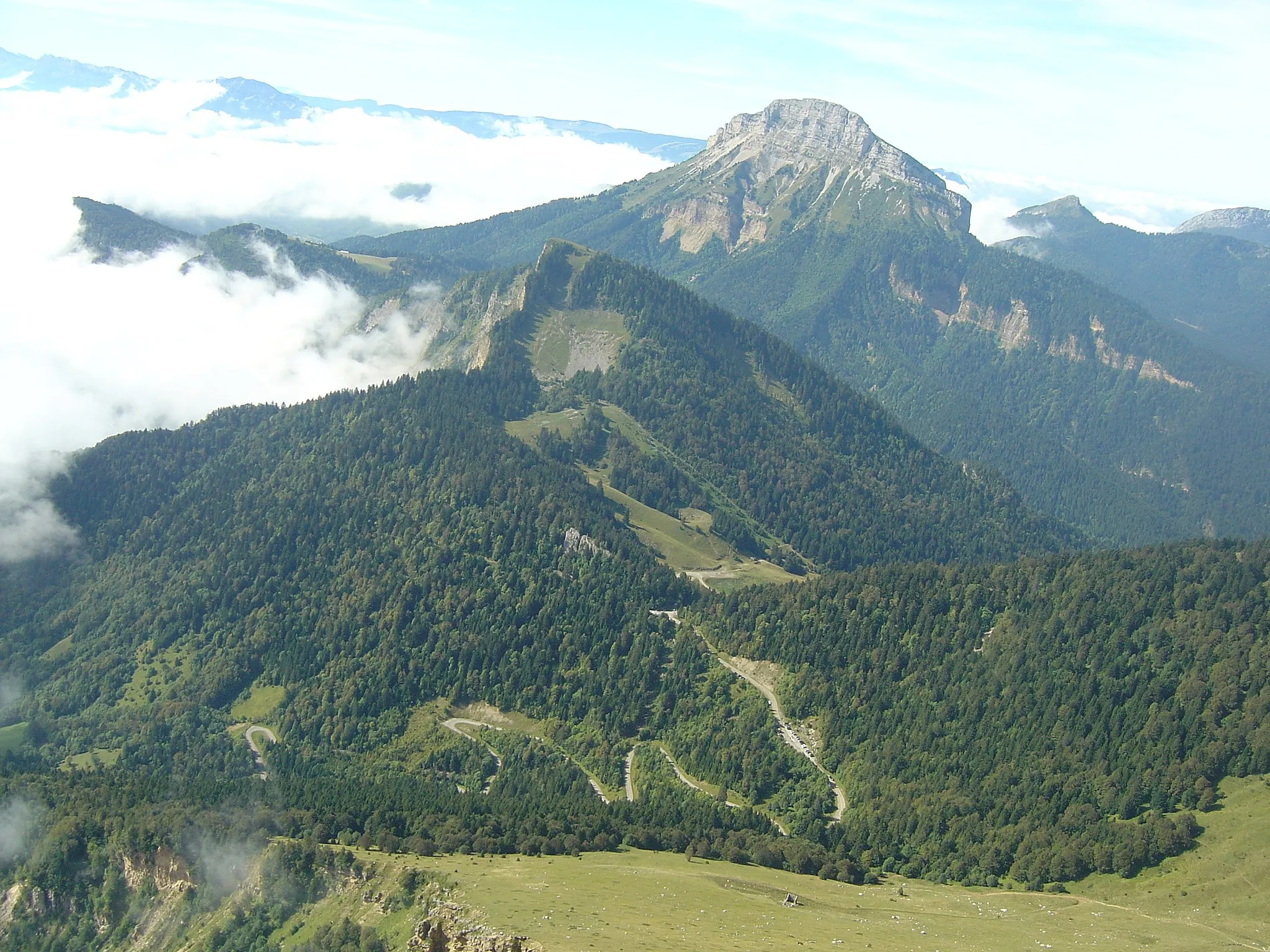 Photo showing: Lacets du col de Coq (1434m) vus depuis l'ascension de la dent de Crolles par le Pas de l'Oeil. On aperçoit Chamechaude (2082m) plus haut.