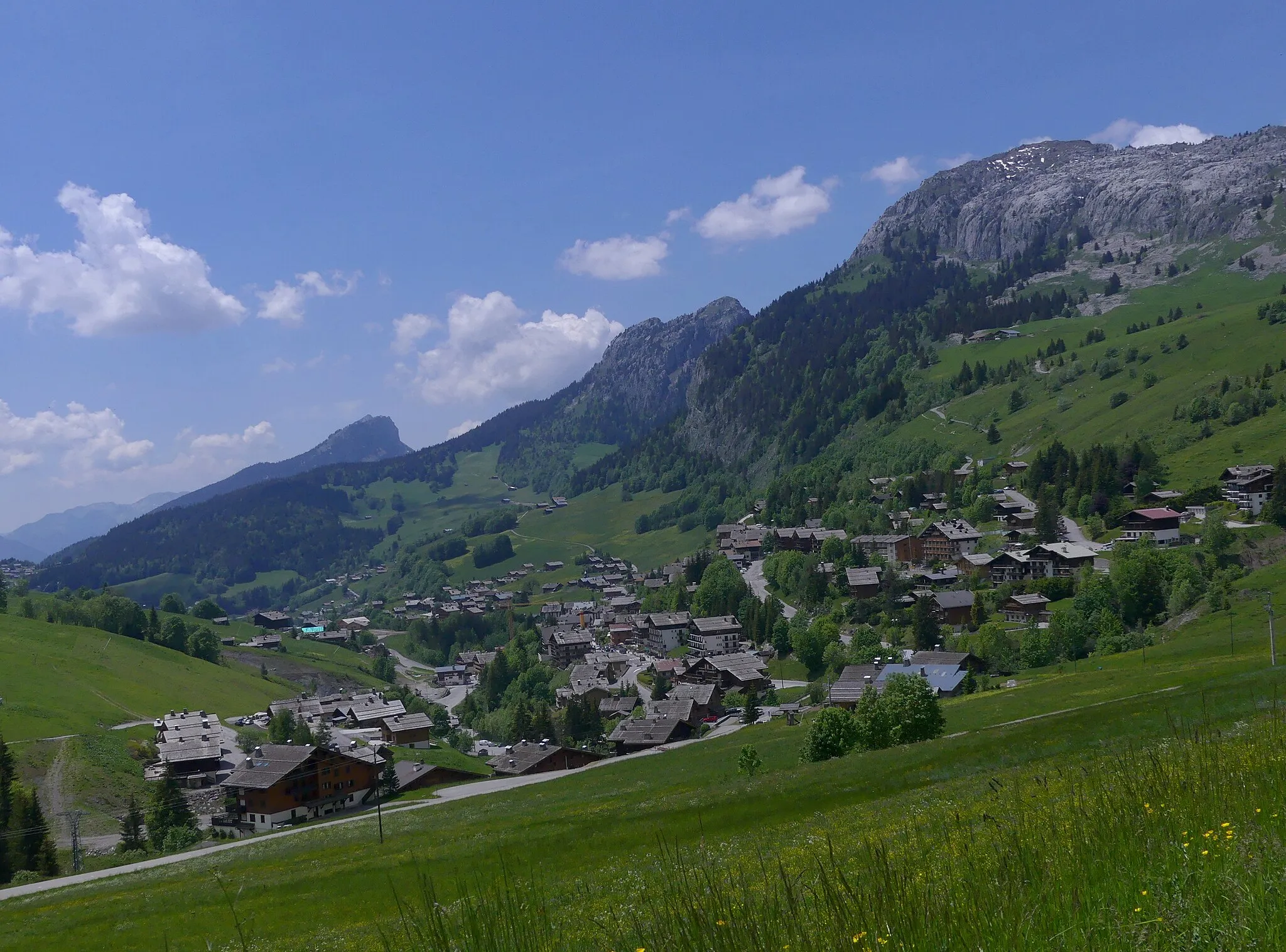 Photo showing: Sight, a few days before summer, of Le Chinaillon resort, in Haute-Savoie, France.