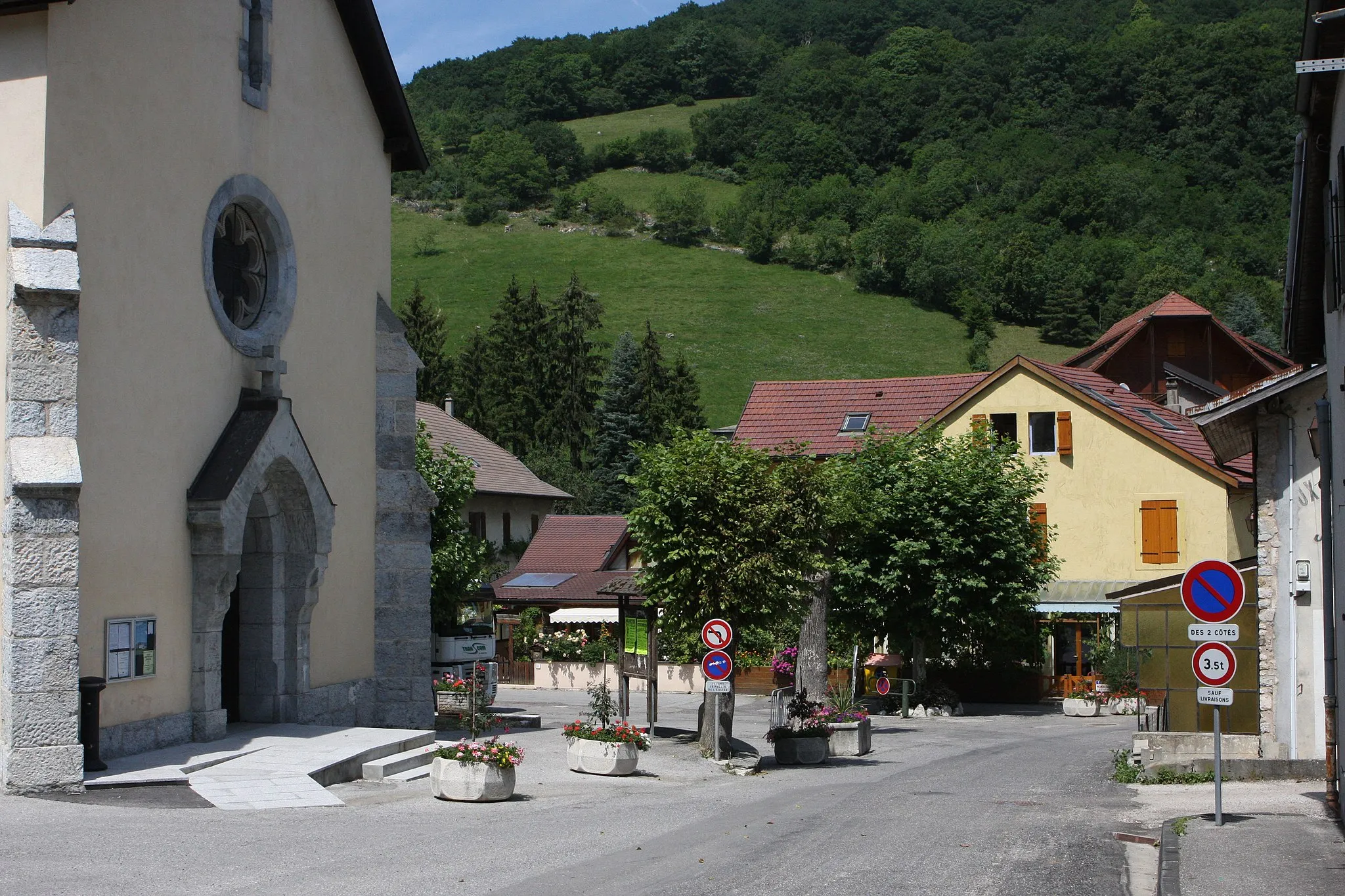 Photo showing: Eingang der Kirche in Monnetier-Mornex