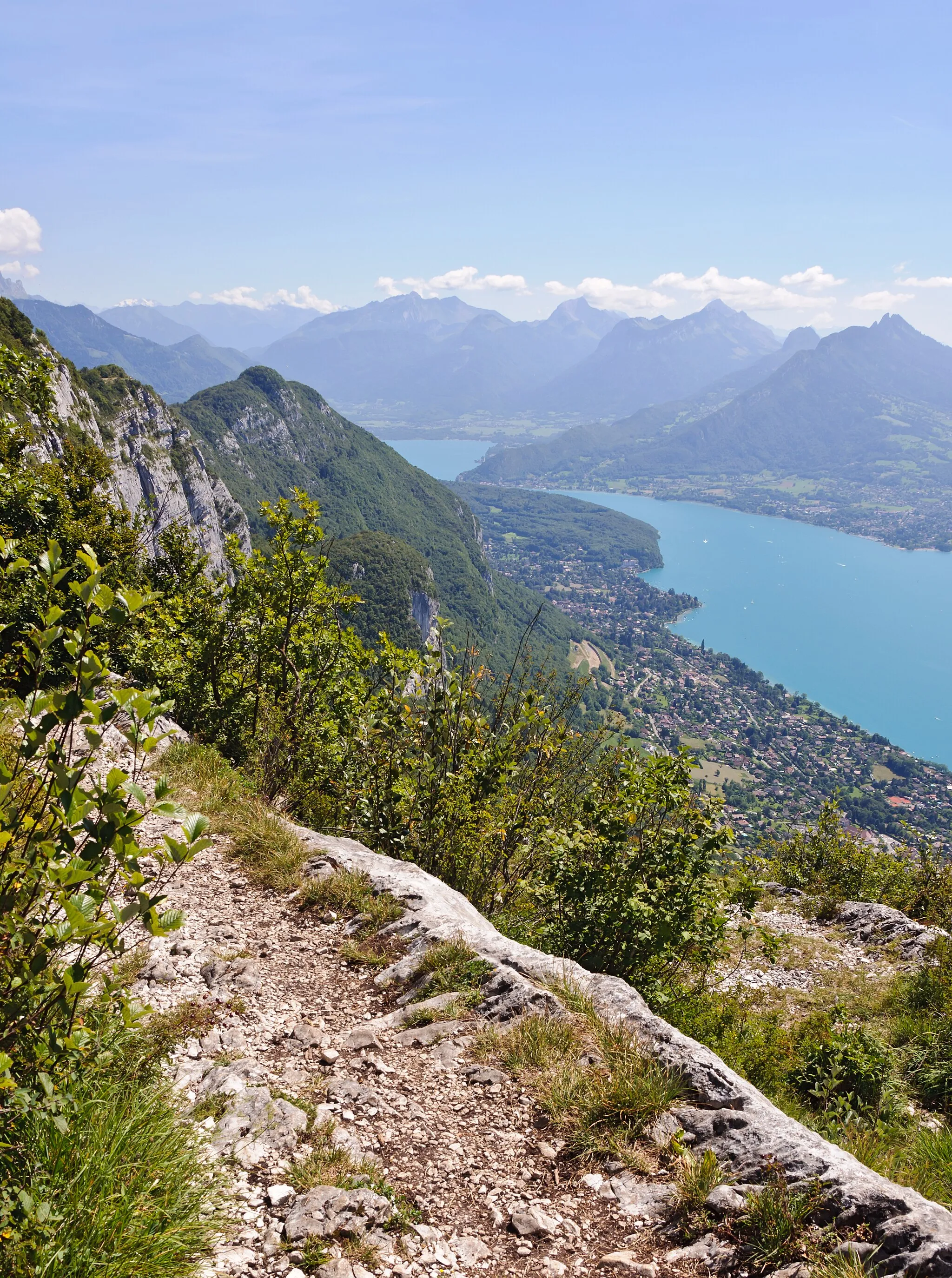 Photo showing: Trail on the crest between Mont Veyrier and Mont Baron, above Veyriez-du-Lac and Lake Annecy, Haute-Savoie, France.