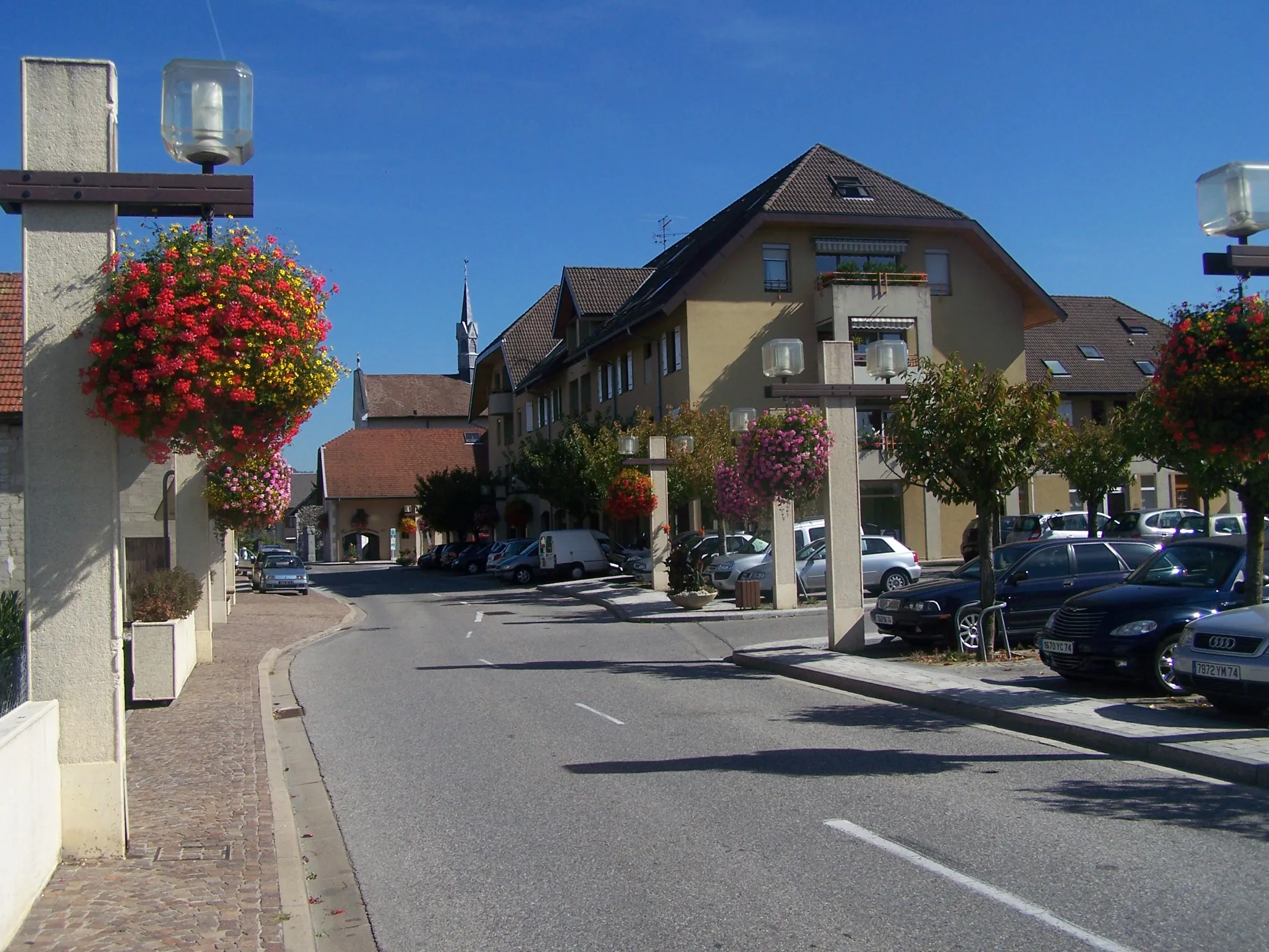 Photo showing: The French commune of Metz-Tessy center, in the department of Haute-Savoie.