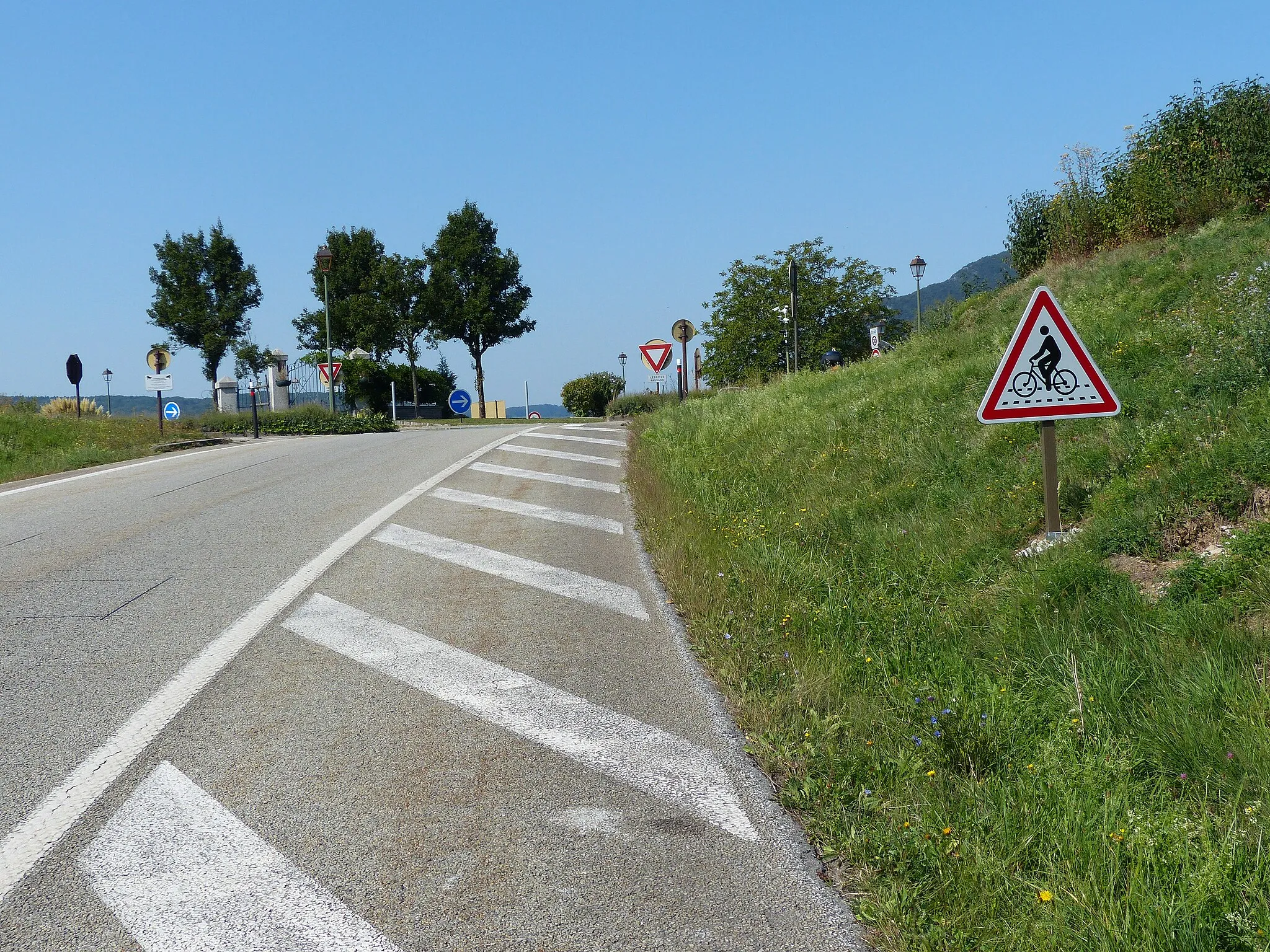 Photo showing: Panneau attention passage de cycles, sortie de la voie de Metz, Metz-Tessy, Haute-Savoie, France.