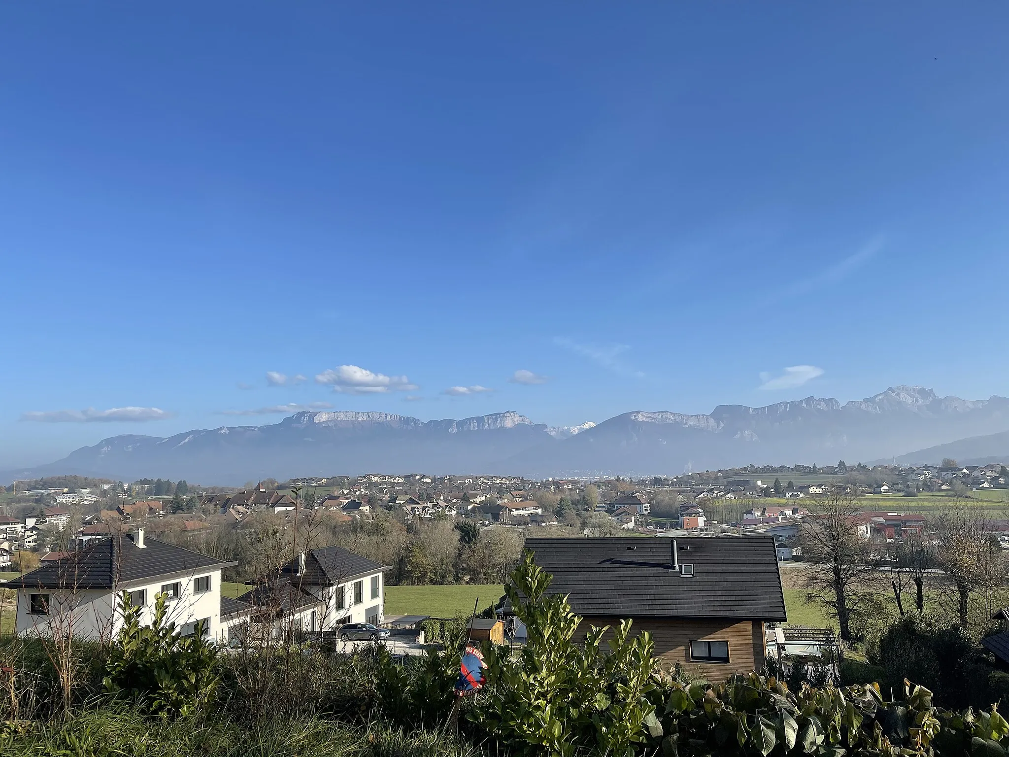 Photo showing: Massif des Bornes en fond, avec un bout du Mont-Blanc au centre. Le centre village se trouve à gauche.