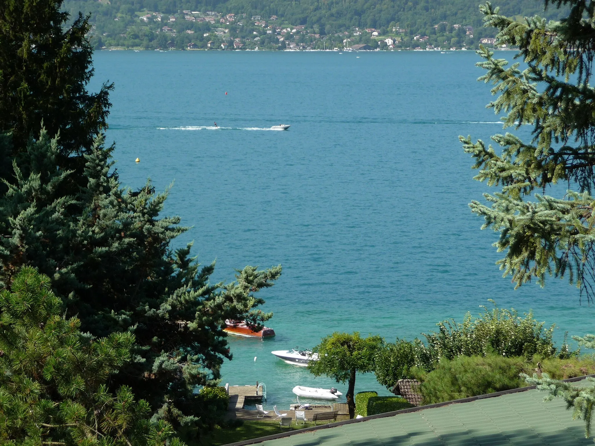 Photo showing: Promenade le long du Lac d'Annecy