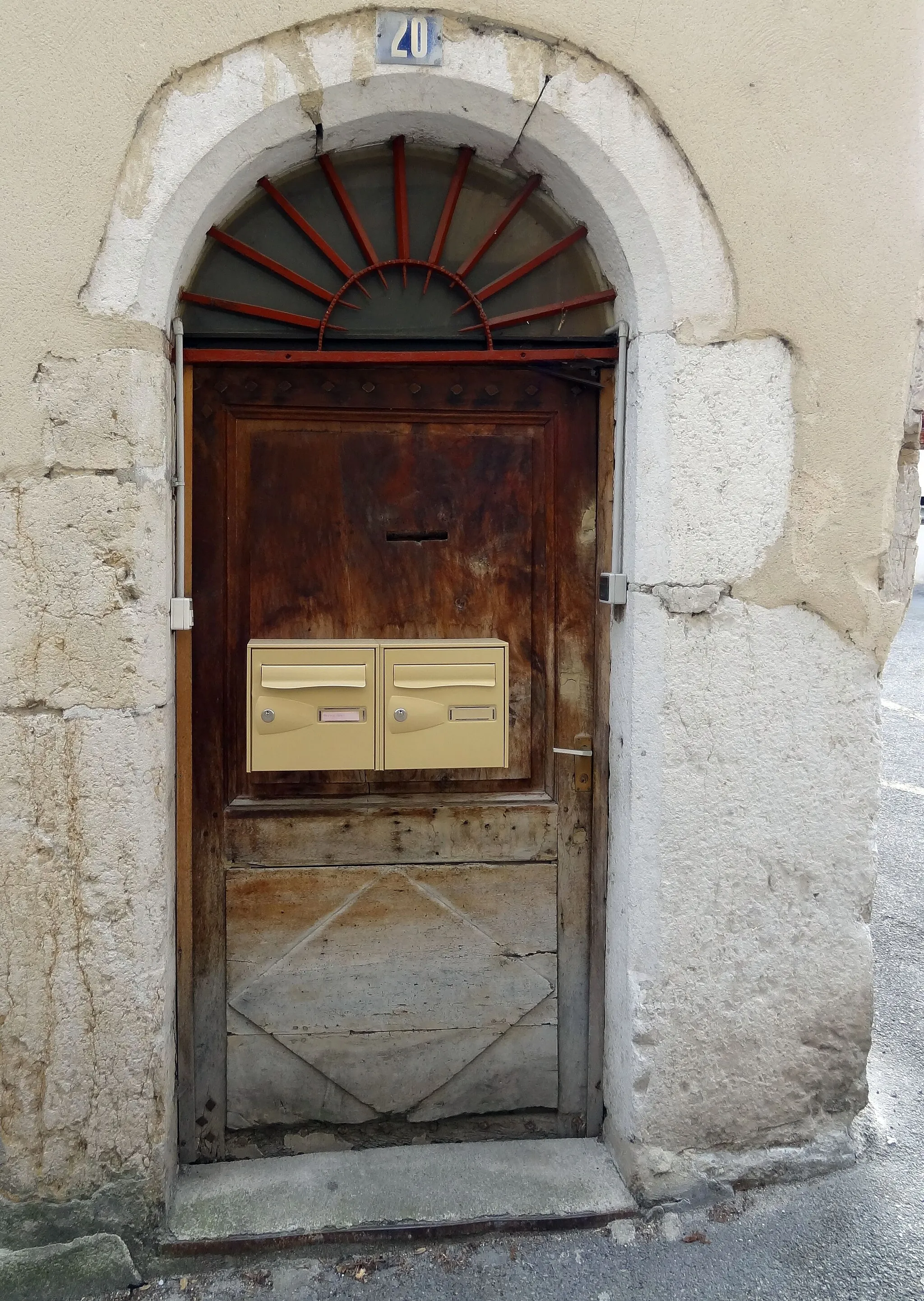 Photo showing: Porte du XVIIe siècles, 20 rue de la halle