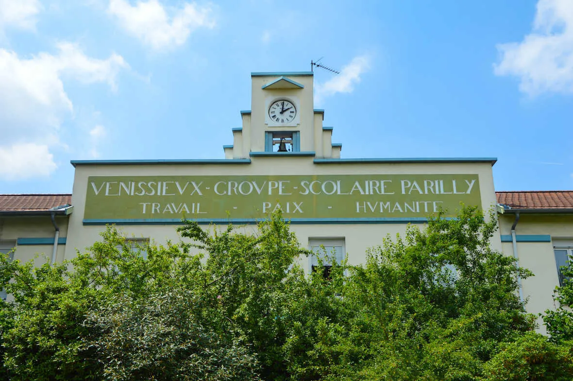 Photo showing: La façade du groupe scolaire Parilly avec sa devise républicaine