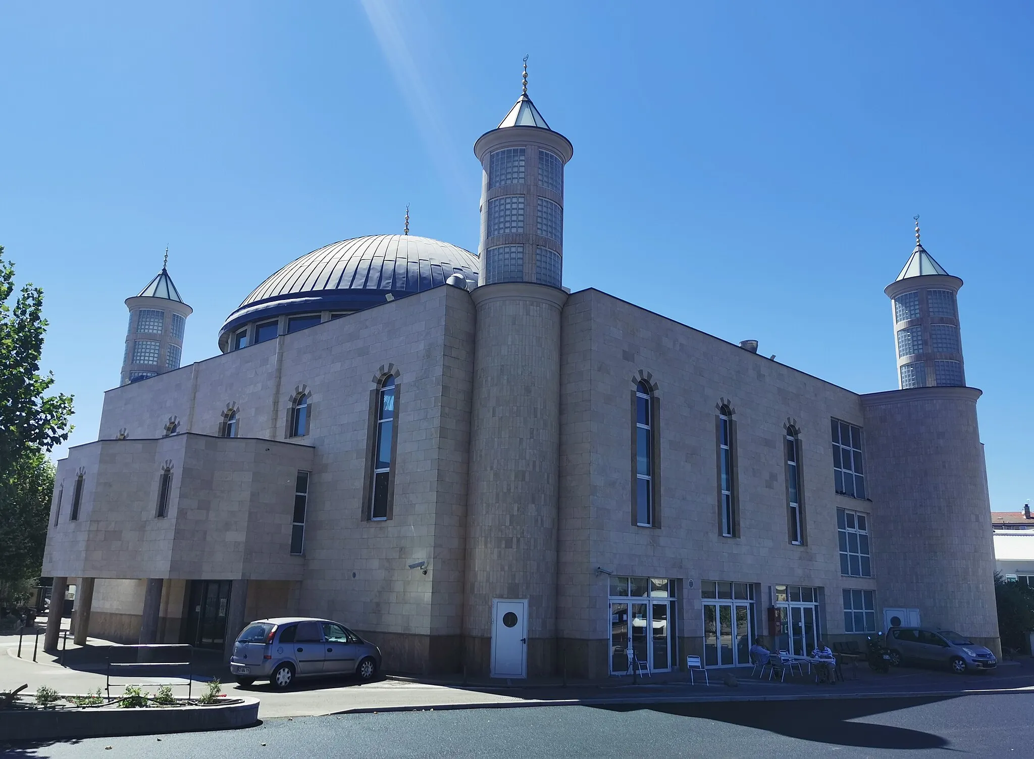 Photo showing: In the first decade of the 21st century, a mosque was built across the street from Renault Trucks with the aid of Millî Görüş.[1][2].  It opened for Ramadan in 2013.