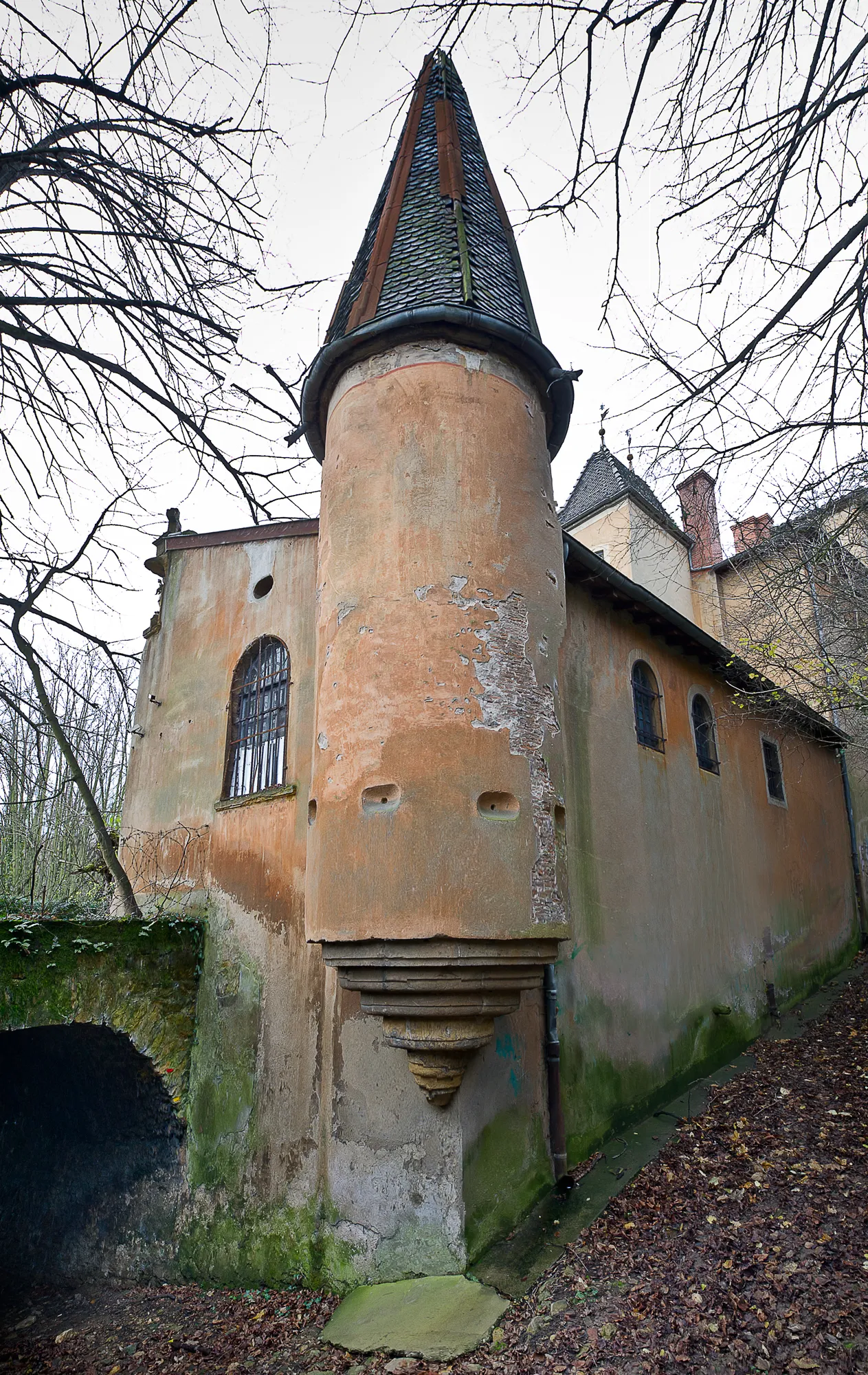 Photo showing: This building is indexed in the base Mérimée, a database of architectural heritage maintained by the French Ministry of Culture, under the reference PA00118132 .